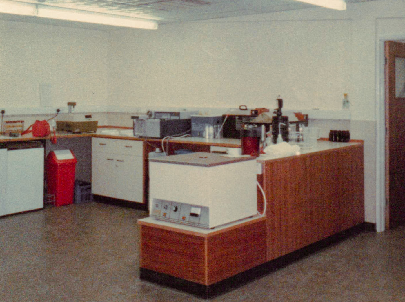 1984 - new laboratory after fire rebuild (Courtesy Wendy Hawker)