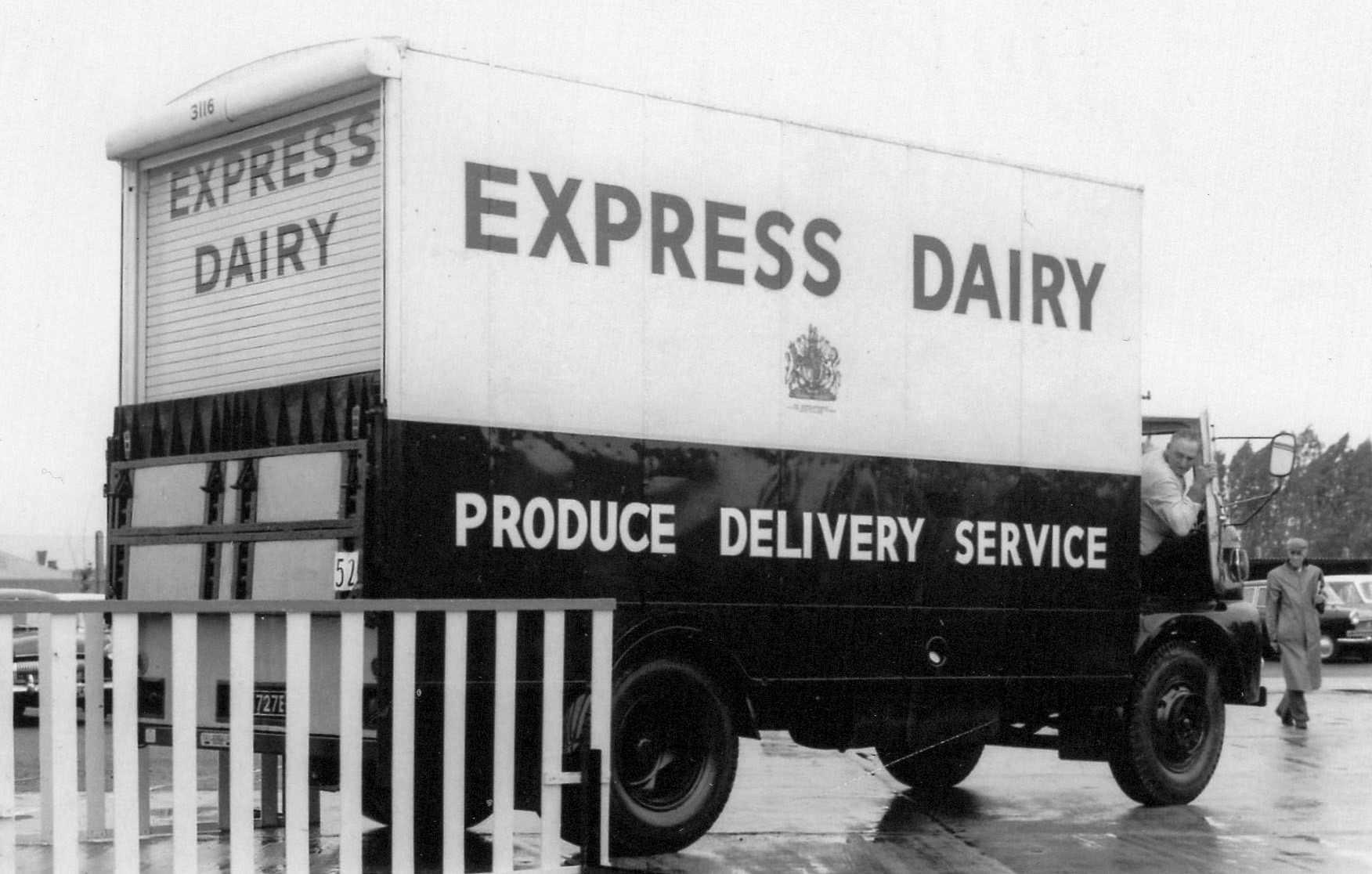 1964 Reg Produce Delivery Service Reg: AUU 727B, Fleet 3116. (Courtesy Michael Aldread)