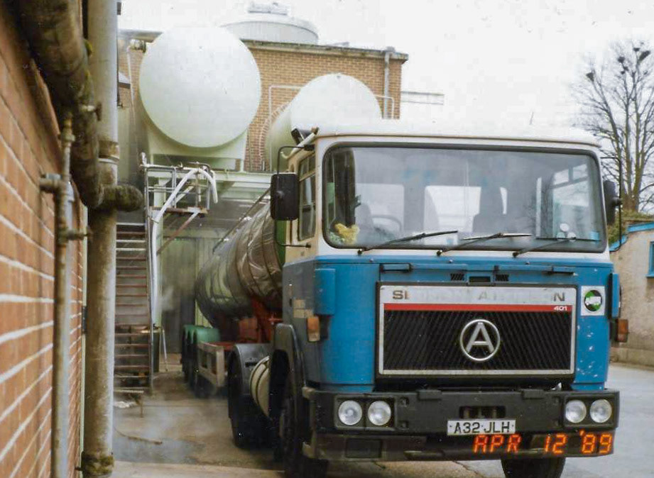 1989 Loading butter-cream for Greenford at Express Crediton. Phillip Budd identifies "Express Dairy Crediton, as that is where I worked as a buttermaker." Richard Salisbury comments "Honiton Express Dairies-based 401" (Courtesy Andy Clarke, Devon Hauliers FB Group)