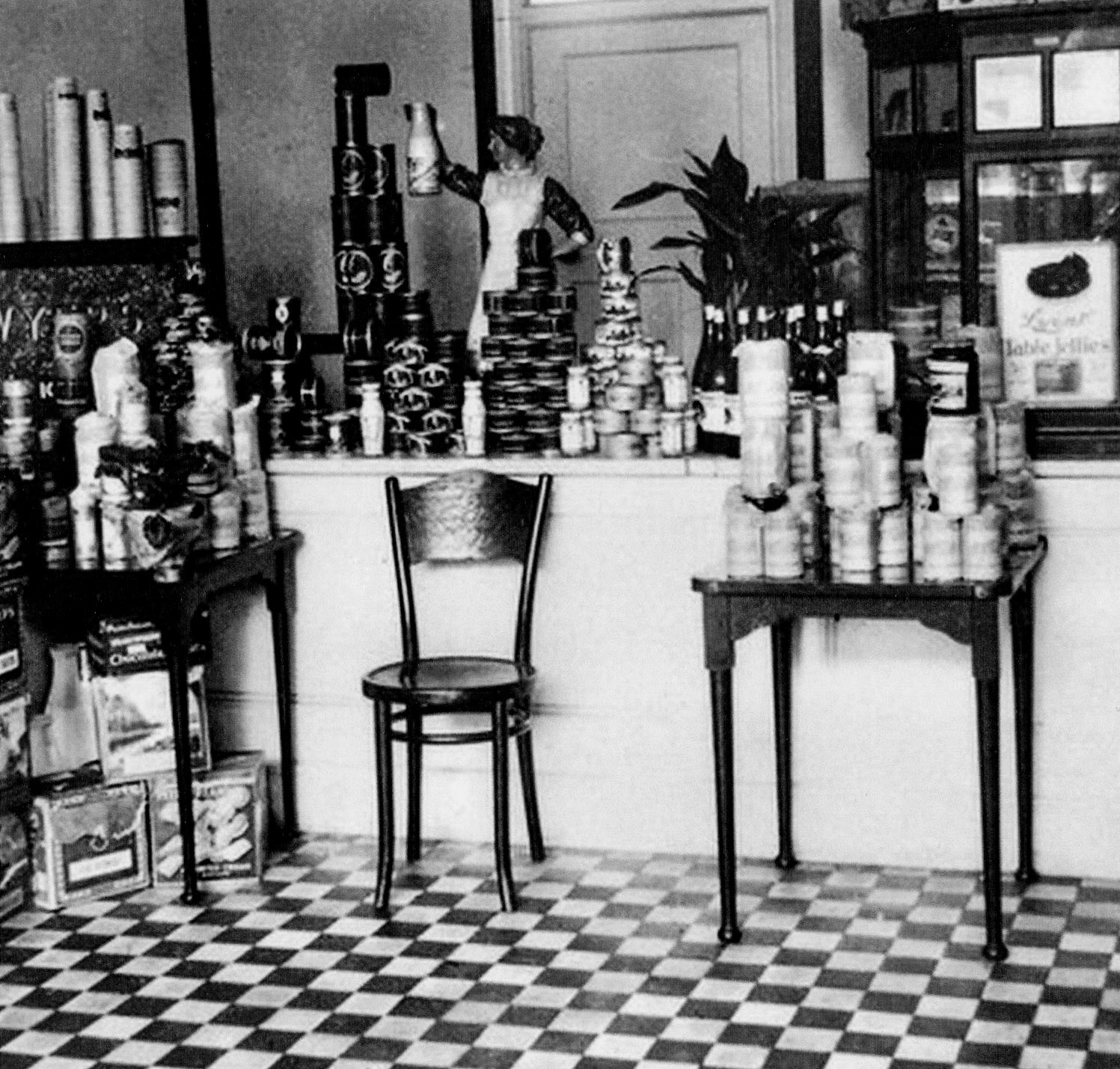 1950's? Bowyer's Widmore Road shop, Bromley (Courtesy Hilary McCluskey/Bowyer)