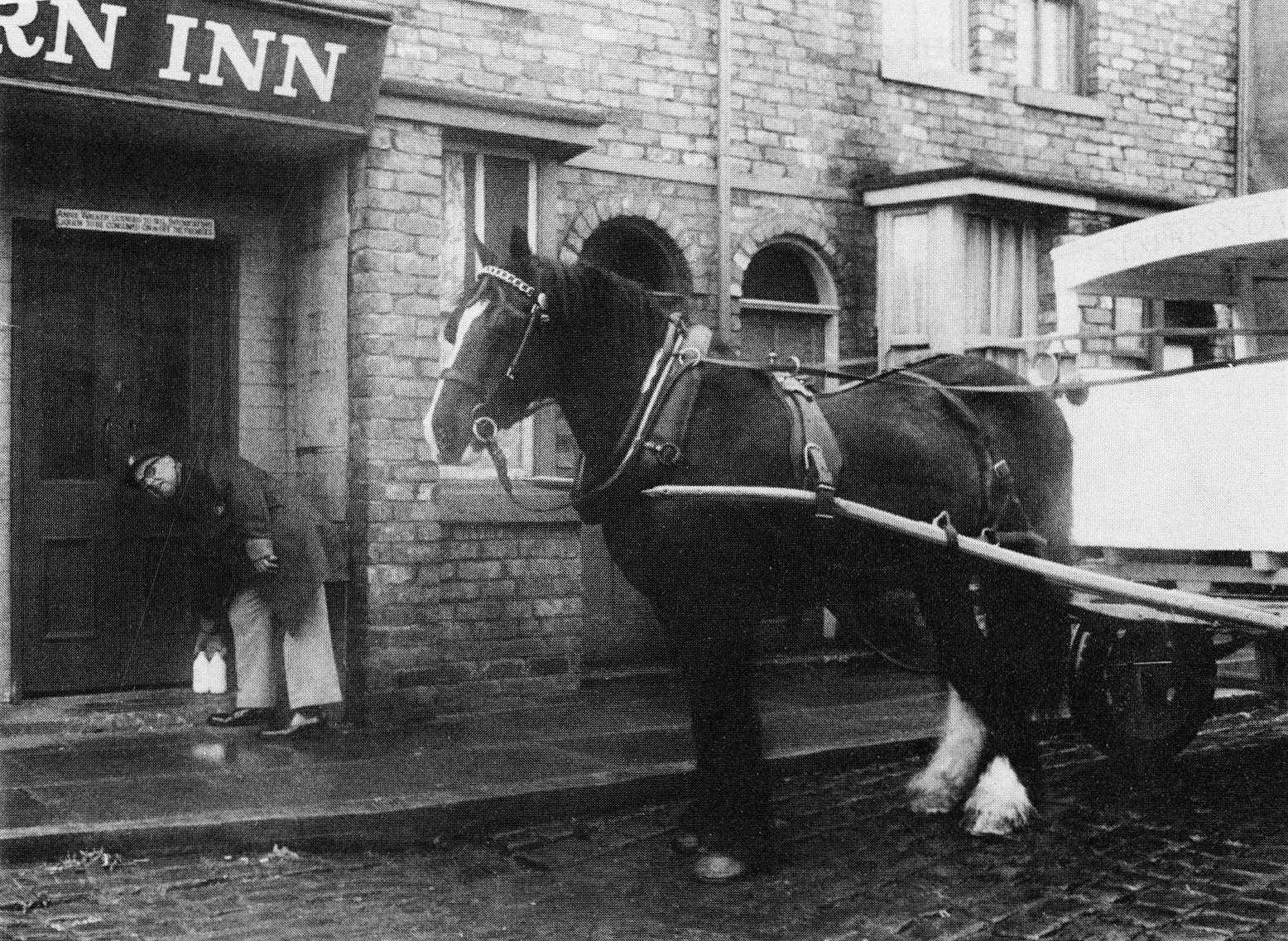 1981 Cheshire milkman George Hanson delivers to the 'Rovers Return' (Express News July)