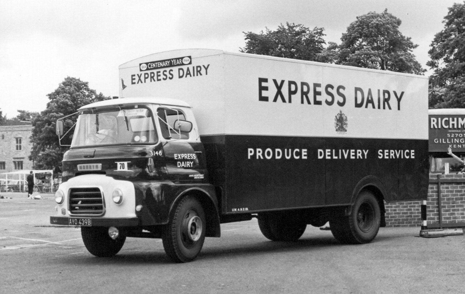 1964 Reg Produce Delivery Service Reg: AYO 439B, Fleet 3146. (Courtesy Michael Aldread)