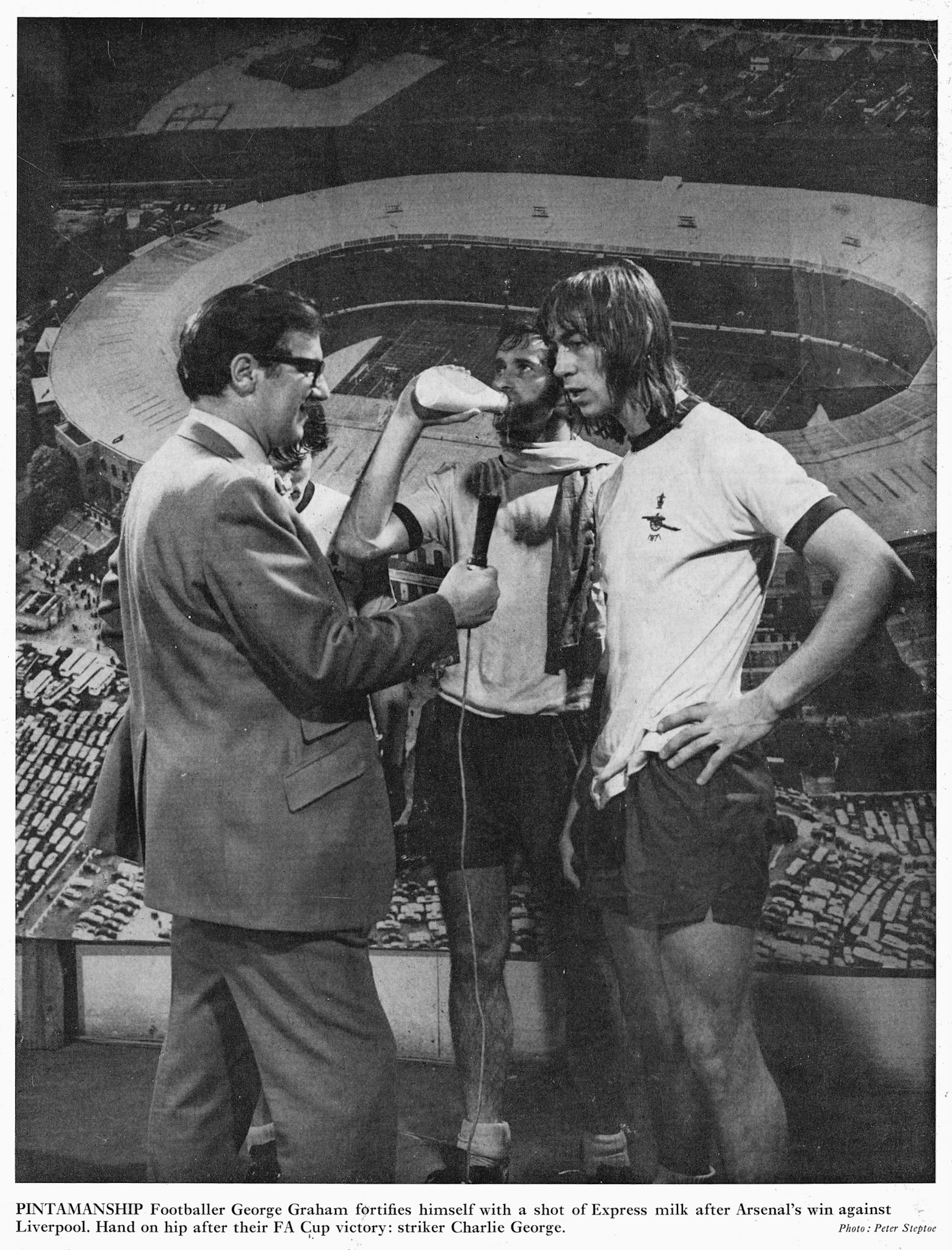 1971 Autumn Express News Back Cover. Charlie George and George Graham after Arsenal's FA Cup win over Liverpool (Courtesy Doreen Williams)