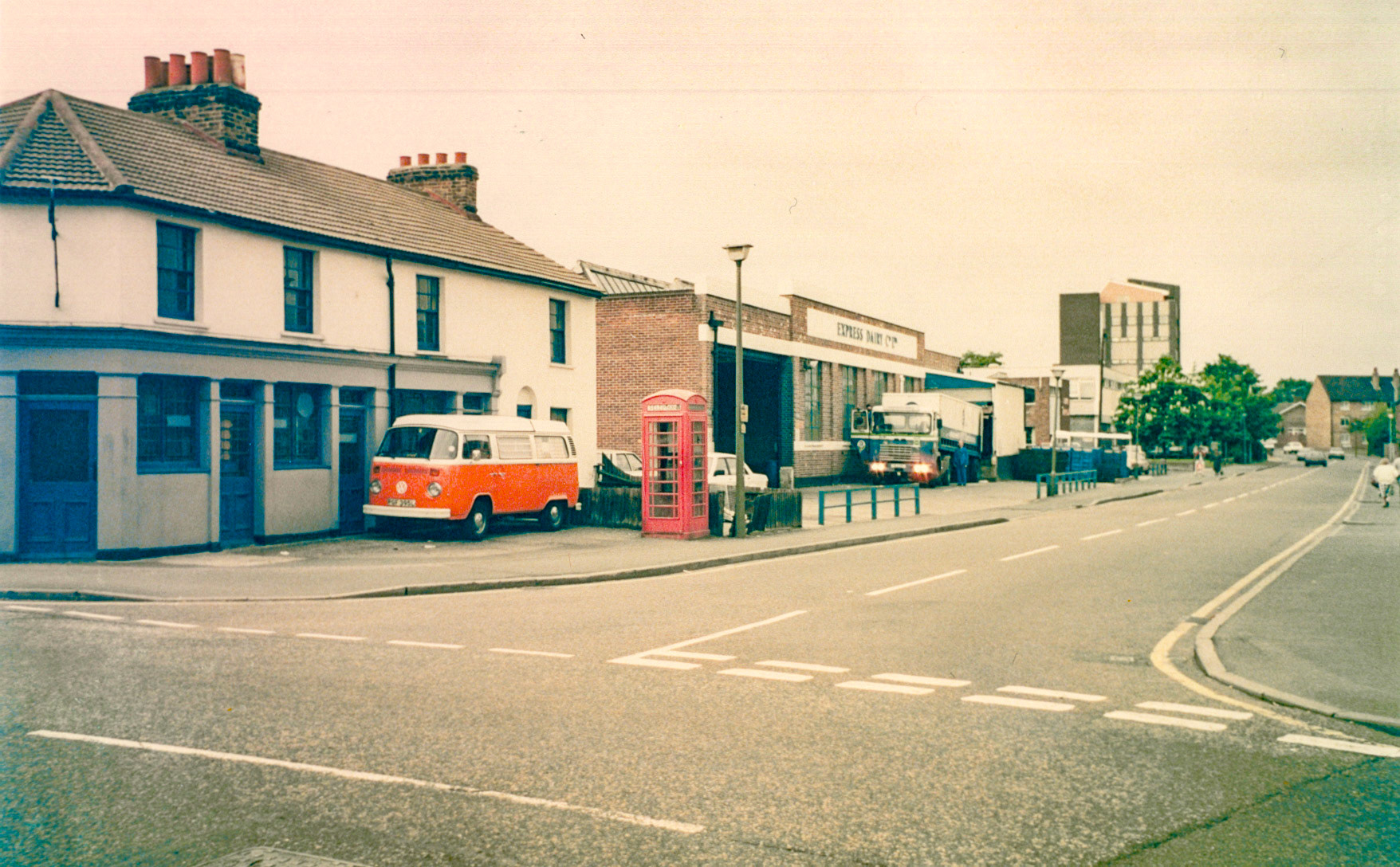 1980s Bromley Processing frontage and nearby roads. Colin Bristow comments "Early 1980's, corner of College Road and Farwig Lane". Roger Frost adds "I used to go there on night shift to change vehicles over for servicing in the South Morden workshop the next day. I also towed a loaded tanker in there one night with ‘Big Bertha‘ the AEC Matador breakdown truck-so that the milk could be pumped out." (Courtesy Colin Bristow)