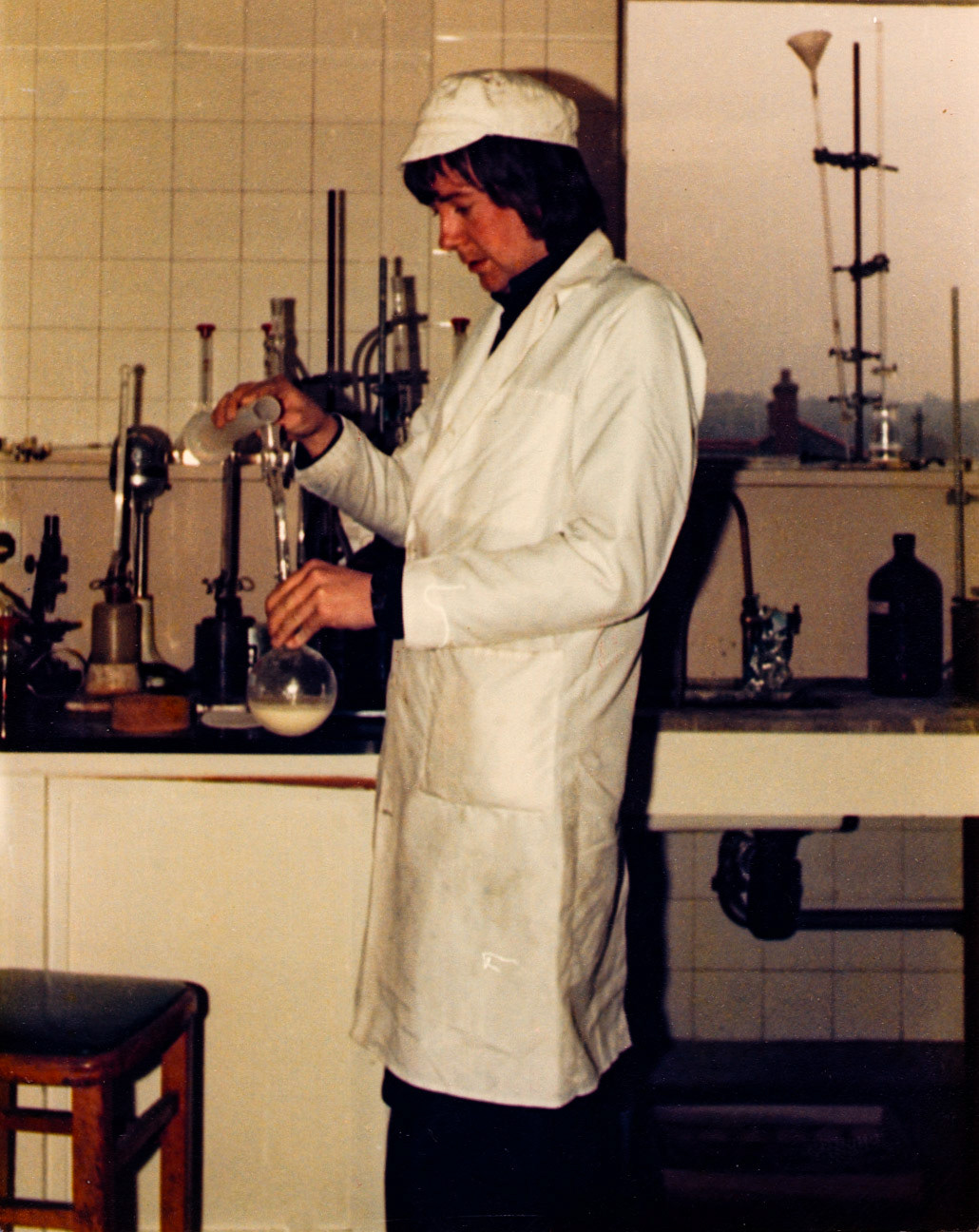 1980's? Minsterley Laboratory. Ann Worrall and Jill Henderson and others identify Geoff Holloway.  (Joe Lyons Collection)