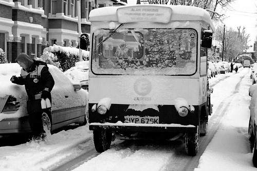 1971 Reg HYP 675K Alan Perkins making snowy delivery