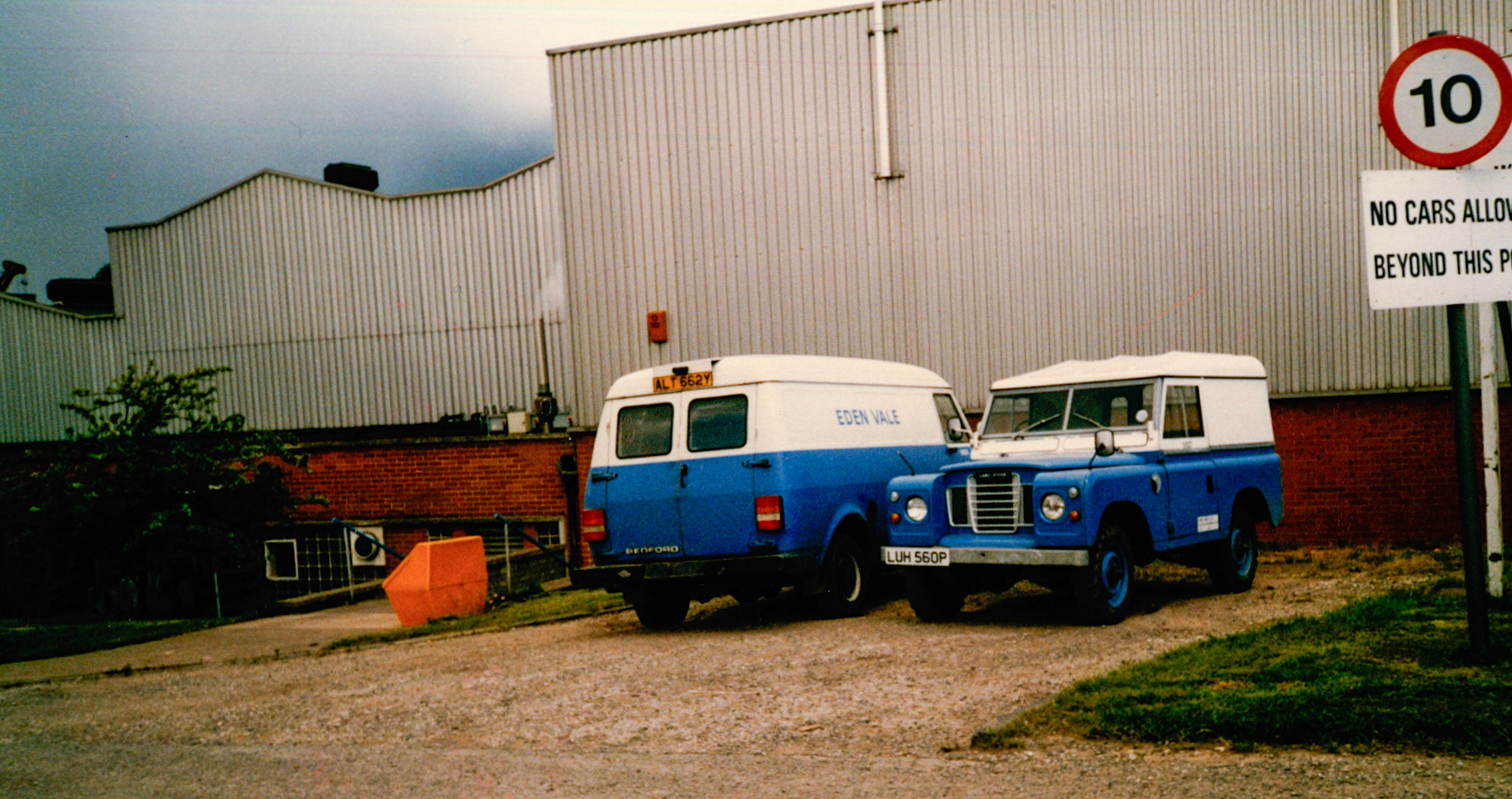 1980's Appleby Yard-Bedford van and Landrover LUH 560P (Courtesy Dave Fane)