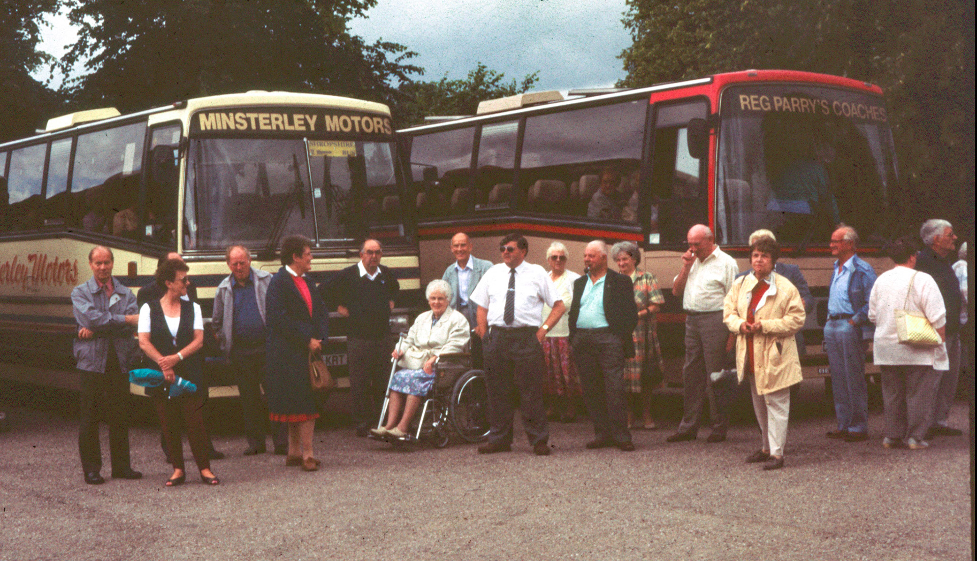 1995 Social Club Outing to Kinton. Brian Bennett recognises Alf Groves, 4th from left. Chris Evans adds "My dad Sid Evans on the right dressed in blue." (Joe Lyons 35mm slides)