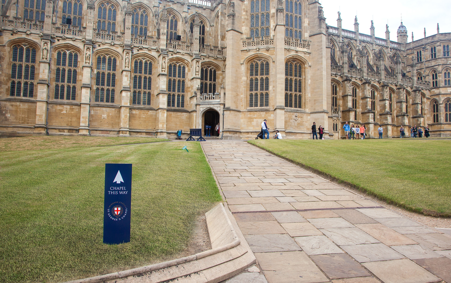Directional signage to St George's Chapel, Windsor Castle from Henry VIII Gate