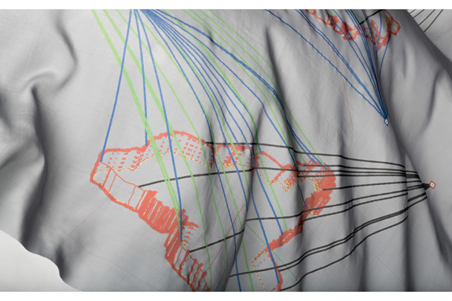 Flowing cartography. Impresión en tela, ventilador, sensor de movimiento. (140 x 150 x 100 cm)  Bilbao - 2016