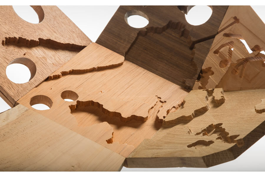 Dimensiones Paralelas. Madera cortada CNC, pantalla LED, perfiles de prototipado,(160 x 70 x 50 cm)  Bilbao - 2016