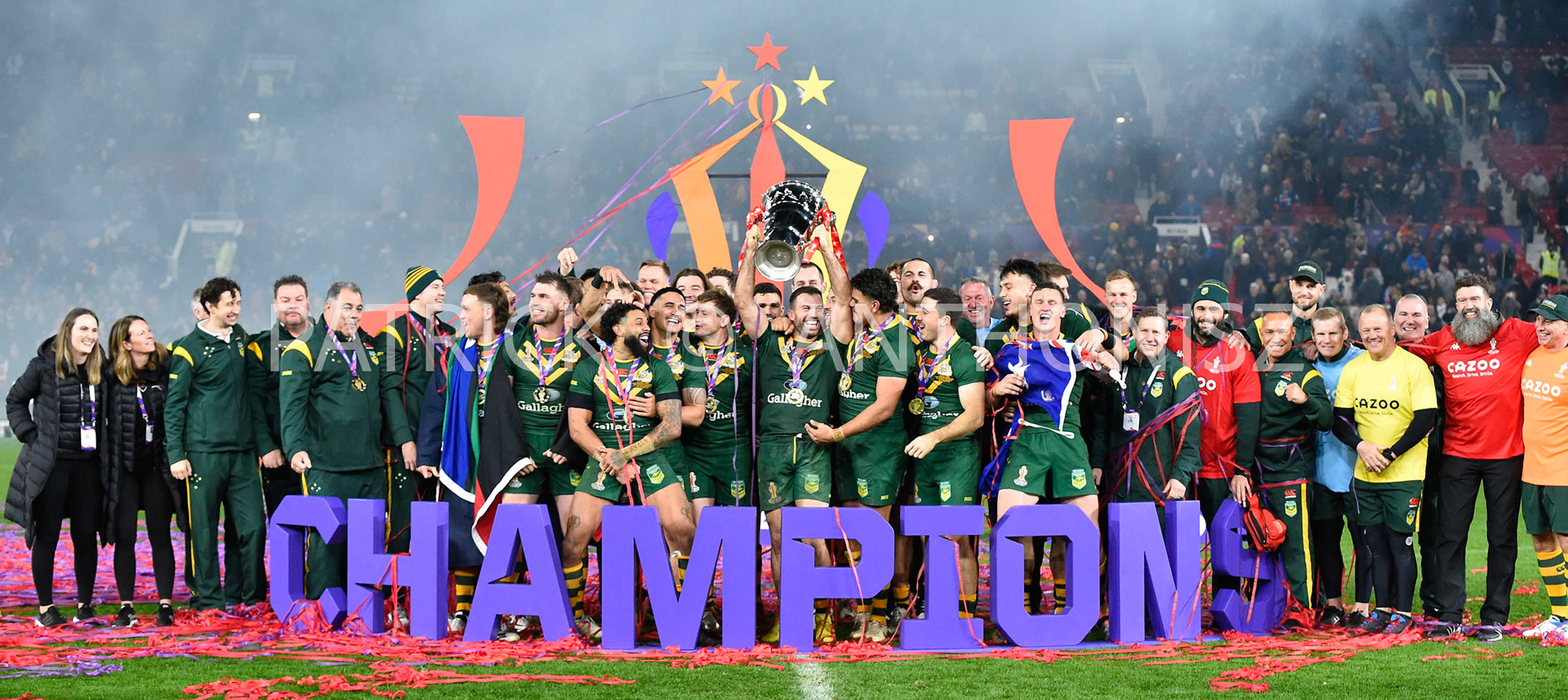 Manchester   ENGLAND - NOVEMBER 19.Australia  celebrate after winning  the Rugby league World Cup Mens Final 2021 between Australia and Samoa at the  Old Trafford  on November 19 - 2022 in Manchester England.