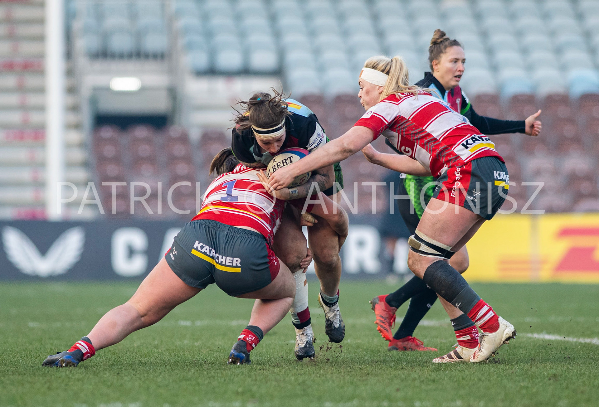 Twickenham , ENGLAND : Jade Konkel-Roberts of Harlequins tries to keep the ball from MAUA MUIR of Gloucester during the Women's Allianz Premiership 15's match between Harlequins Vs Gloucester -  Hartpury  , Twickenham Stoop Stadium England 22-1-2023