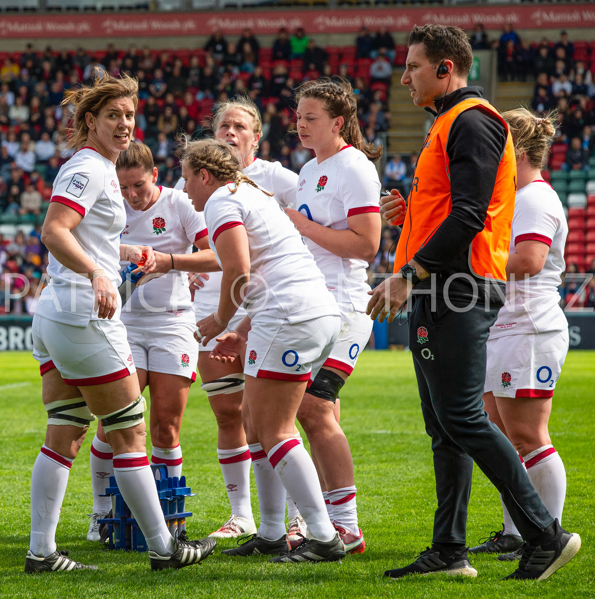 24th - April  2022 : Sarah Hunter (c) England  and her team takes a drink during the England Vs Ireland round 4    TikTok Women's Six Nations at  Mattioli  Woods Welford Road.