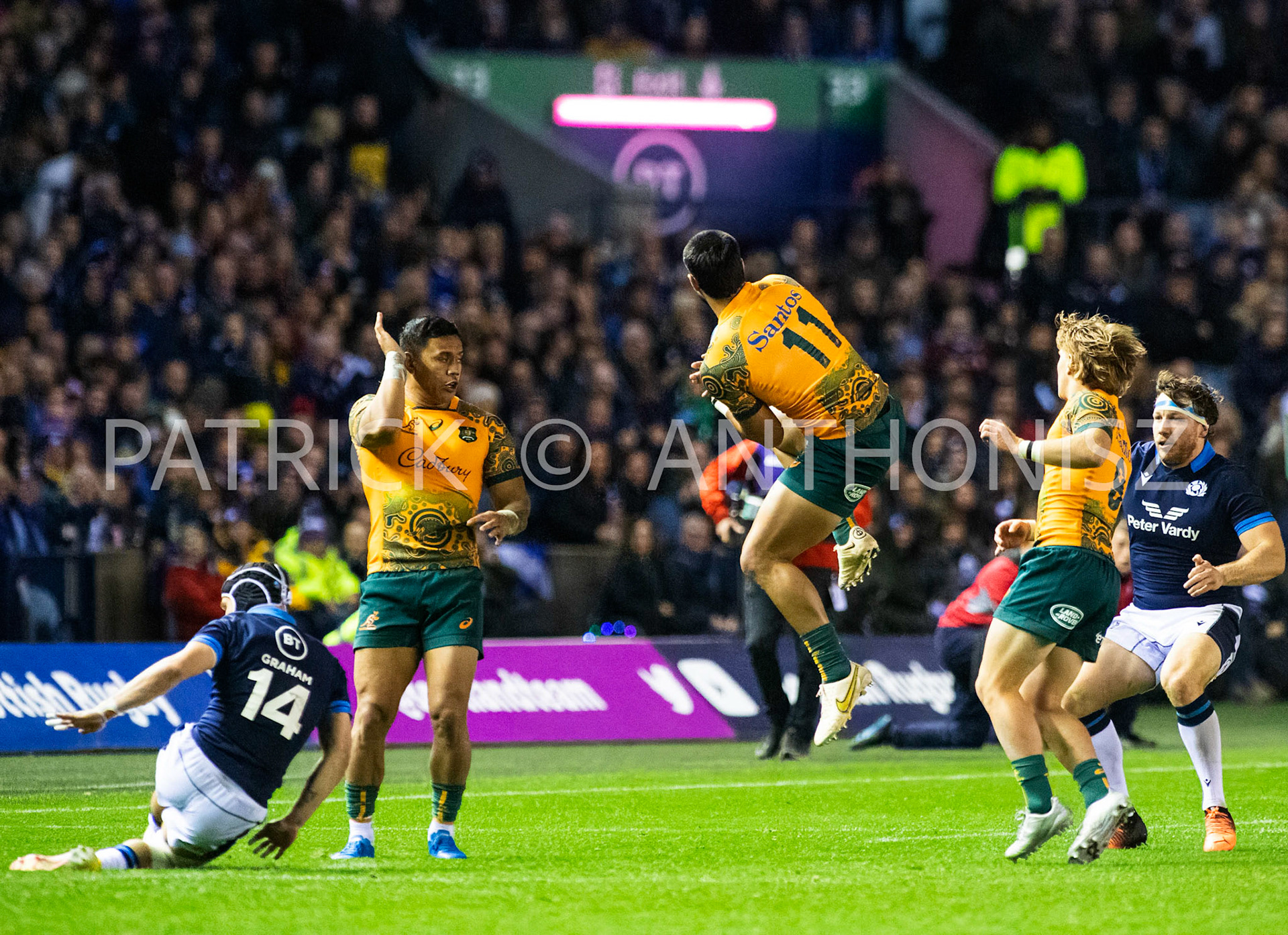 Scotland  October 29th : Tom Wright of Australia goes for a high  ball  during the Rugby Union Autumn Internationals match between Australia Vs Scotland at BT Murrayfield Stadium Scotland 29th October 2022 Australia 16: Scotland  15