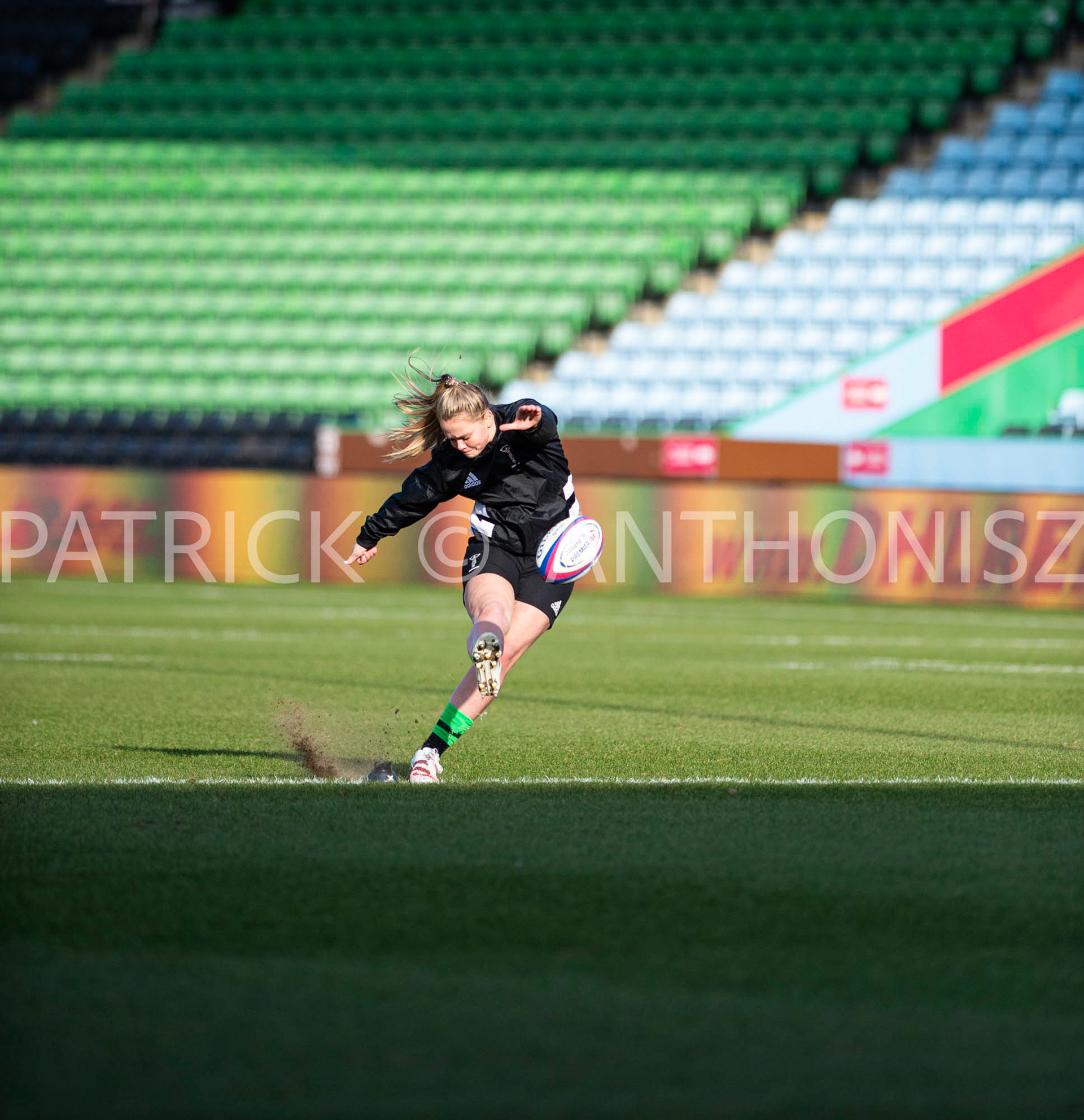 Harlequins Women Vs  Worcester WarriorsWomen's Allianz Premier 15sLondon,England February 12th 2022:   Ellie Green of Harlequins pre-match warm up session during the  match between  Harlequins Women Vs  Worcester Warriors at Twickenham Stoop .Final score:  Harlequins Rugby 42  : 15  Worcester Warriors