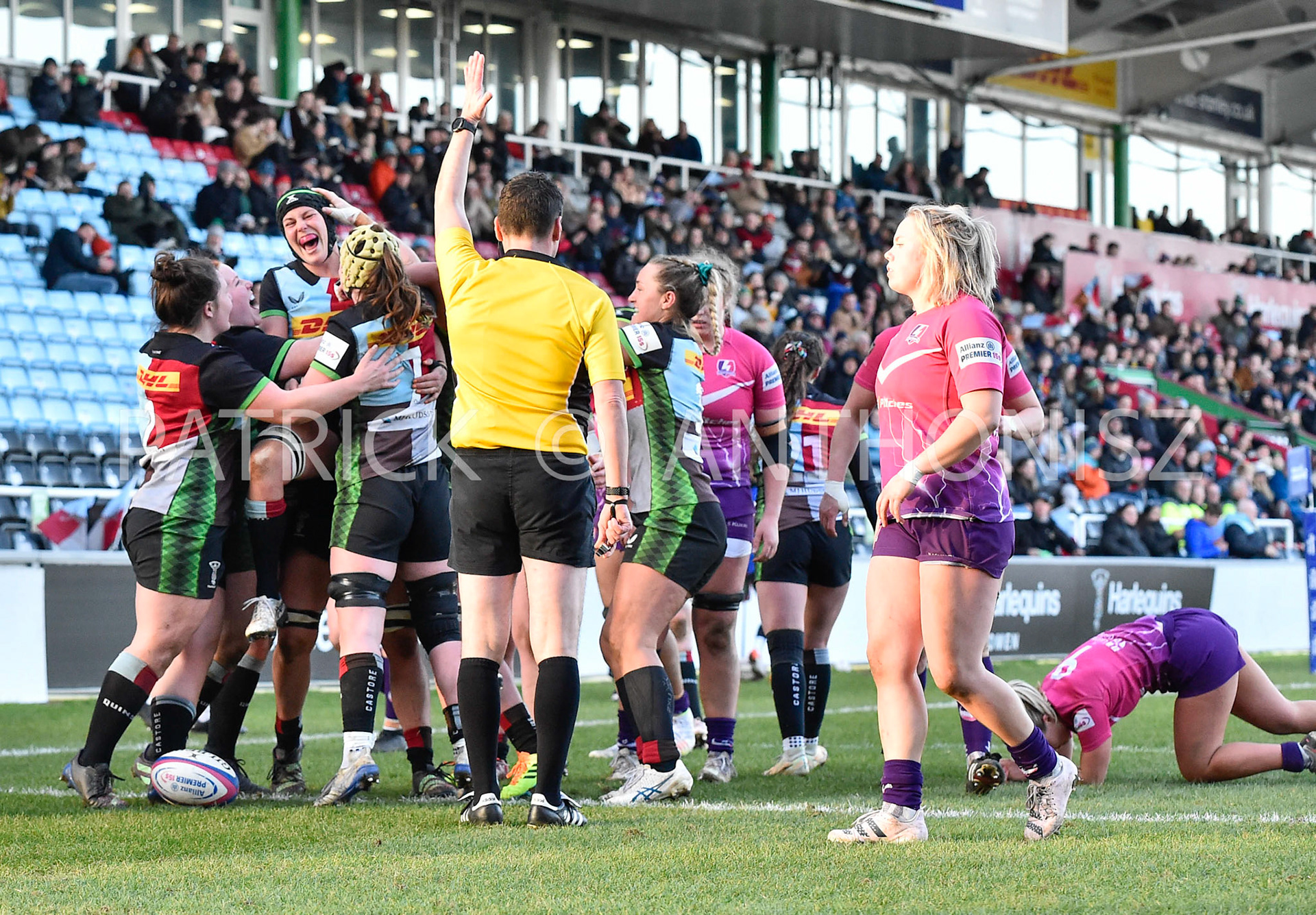 Twickenham, stoop ENGLAND : Emily Chancellor of Harlequins celebrates a try with team mates  during the Women's Allianz Premiership 15's match between Harlequins Vs Loughborough Lightning Twickenham Stoop Stadium England 5–02-2023