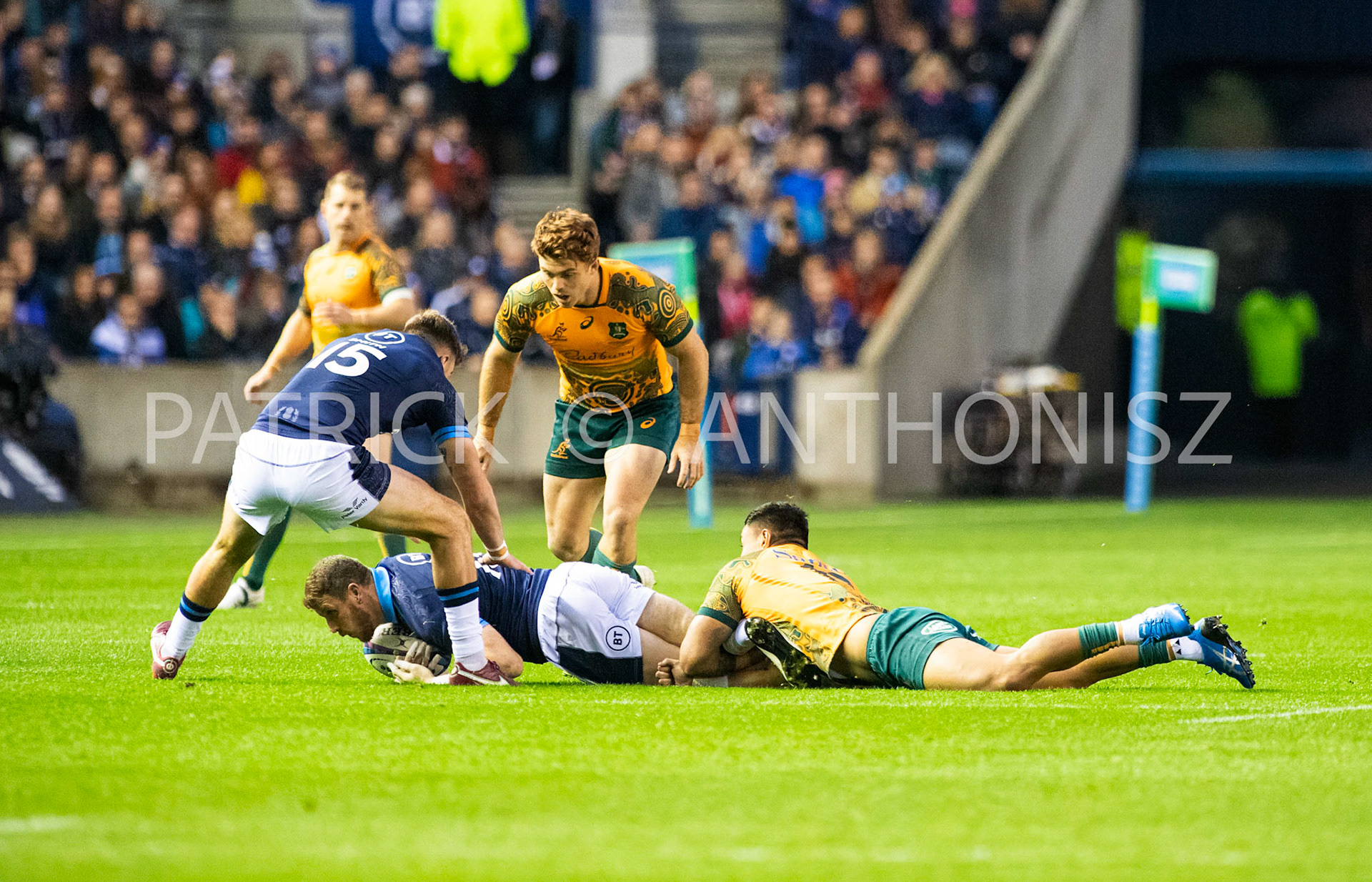 Scotland  October 29th : Len Ikitau of Australia keeps a tight hole on Mark Bennett of Scotland  during the Rugby Union Autumn Internationals match between Australia Vs Scotland at BT Murrayfield Stadium Scotland 29th October 2022 Australia 16 : Scotland 15