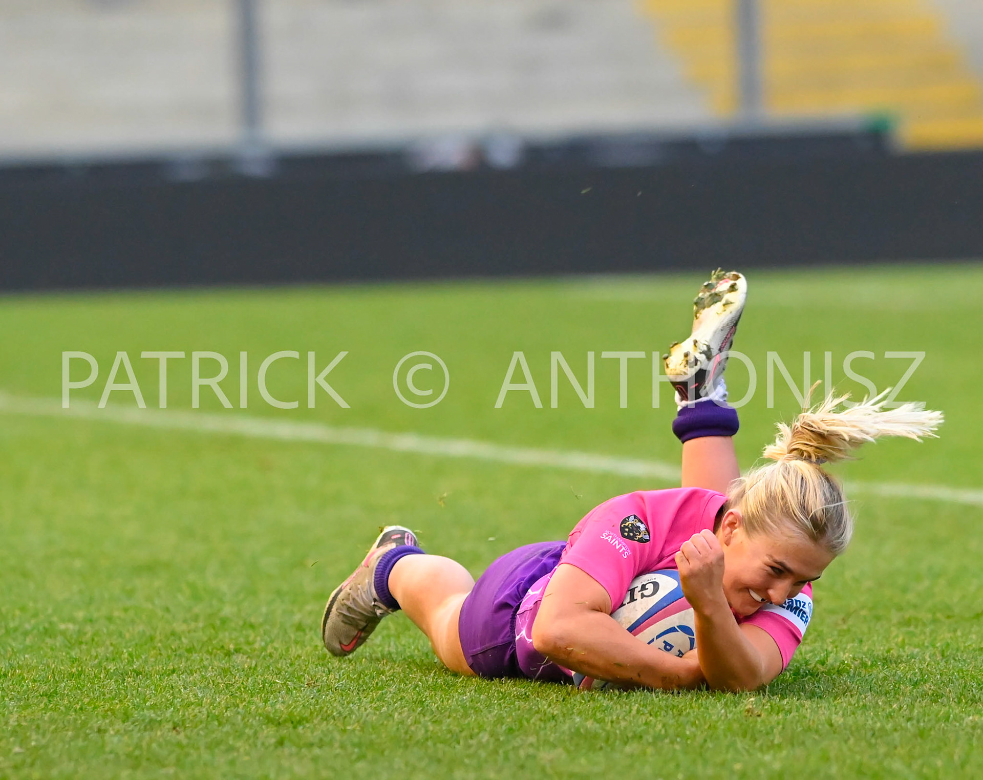 NORTHAMPTON, ENGLAND :  Jess Weaver of Loughborough Lightning gets a try during Women's Allianz Premiership 15's match between Loughborough Lightning and  Wasps at Franklin's Gardens on  Sunday January  8 2023 in Northampton, England