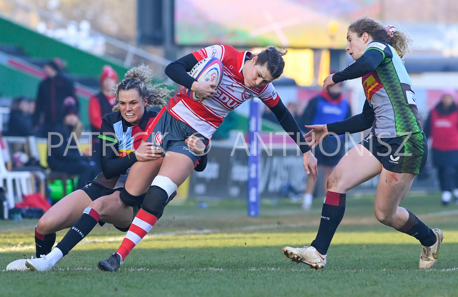 Twickenham, ENGLAND : Ellie Kildunne of Harlequins takes down  ELLIE RUGMAN of Gloucester   during the Women's Allianz Premiership 15's match between Harlequins Vs Gloucester -  Hartpury  , Twickenham Stoop Stadium England 22-1-2023