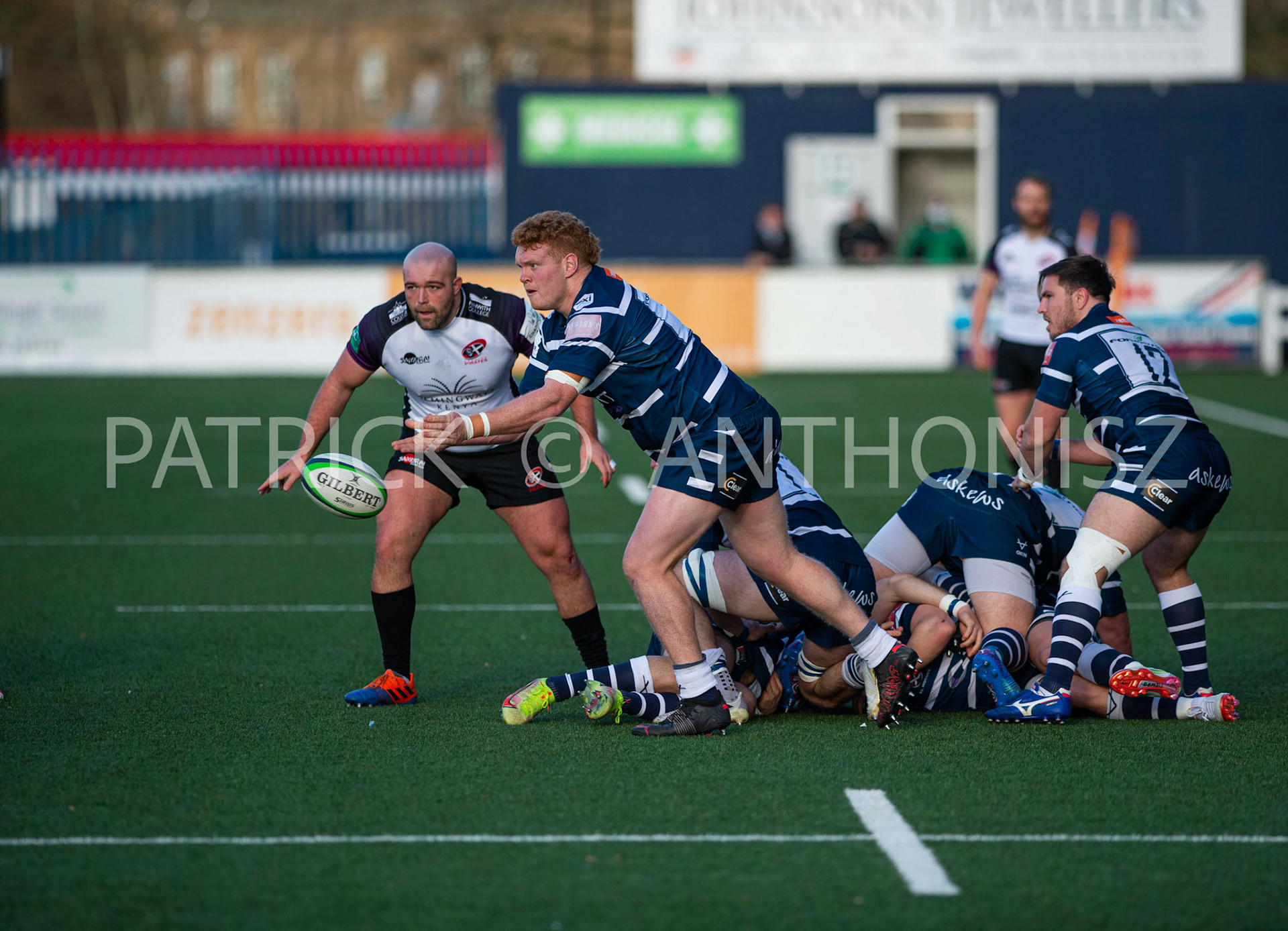 BUTTS PARK ARENA Coventry ,England 29th of January 2022 :  MATT JOHNSON of coventry passes the ball during the Greene King IPA Championship  match  between Coventry Rugby Vs Cornish Pirates  at Butts Park Arena Coventry UK .Final score: Coventry Rugby 21 : 31Cornish Pirates