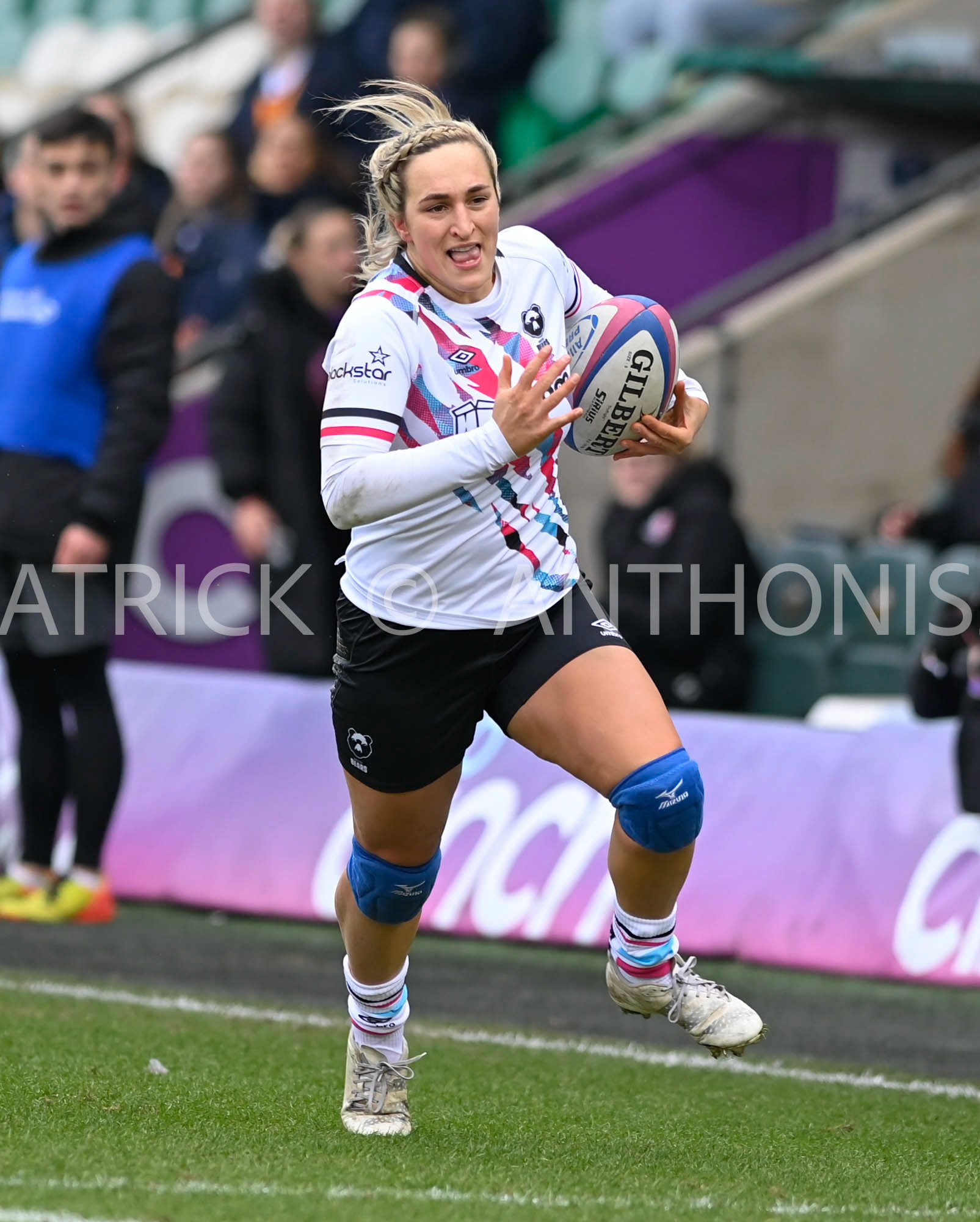 NORTHAMPTON, ENGLAND- Sat-4-2023: Courtney Keight of Bristol Bears runs with the ball  during the match between  Loughborough Lightning and Bristol Bears at Franklin's Gardens on Sat-4-2023 in Northampton, England
