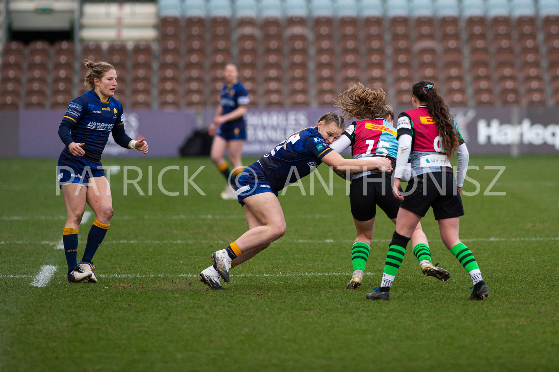 Harlequins Women Vs  Worcester WarriorsWomen's Allianz Premier 15sLondon,England February 12th 2022:  Freya Aucken of Harlequins tries to run away with the ball  during the  match between  Harlequins Women Vs  Worcester Warriors at Twickenham Stoop .Final score:  Harlequins Rugby  42 :  15  Worcester Warriors