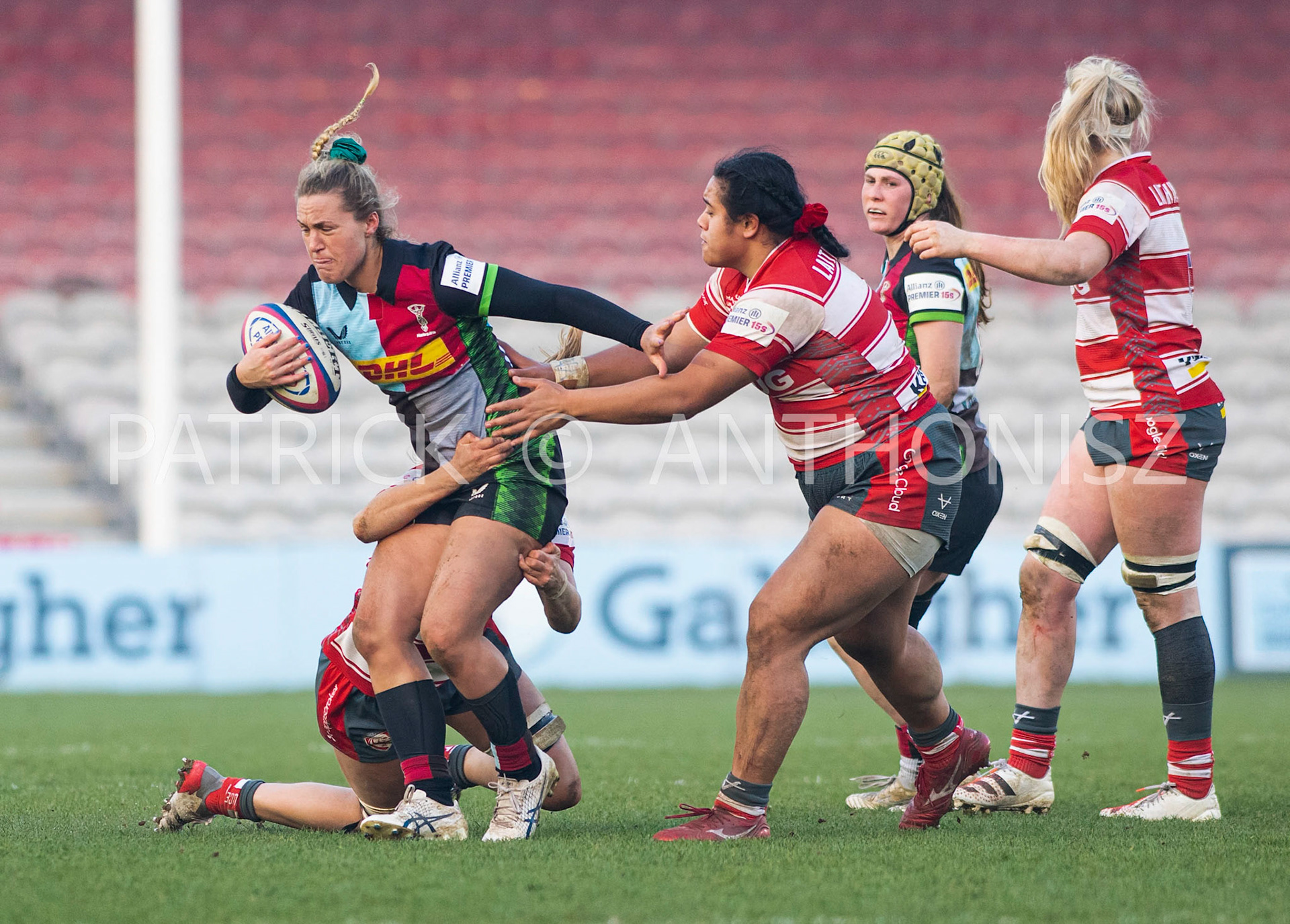 Twickenham, ENGLAND : Bella McKenzie of Harlequins tries to keep the ball from ZOE ALDCROFT of Gloucester  and SISILIA TUIPULOTU of Gloucester during the Women's Allianz Premiership 15's match between Harlequins Vs Gloucester -  Hartpury  , Twickenham Stoop Stadium England 22-1-2023