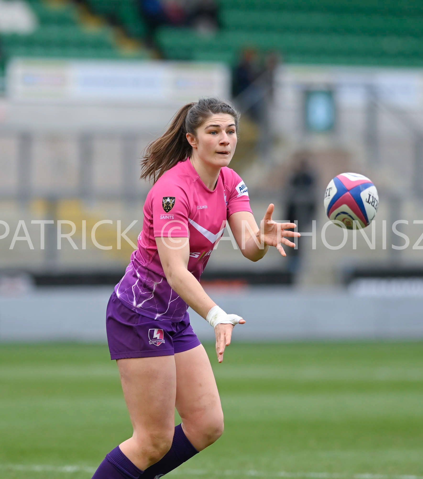 NORTHAMPTON, ENGLAND- Sat-4-2023: Helen Nelson of LOUGHBOROUGH passes the ball  during the match between  Loughborough Lightning and Bristol Bears at Franklin's Gardens on Sat-4-2023 in Northampton, England