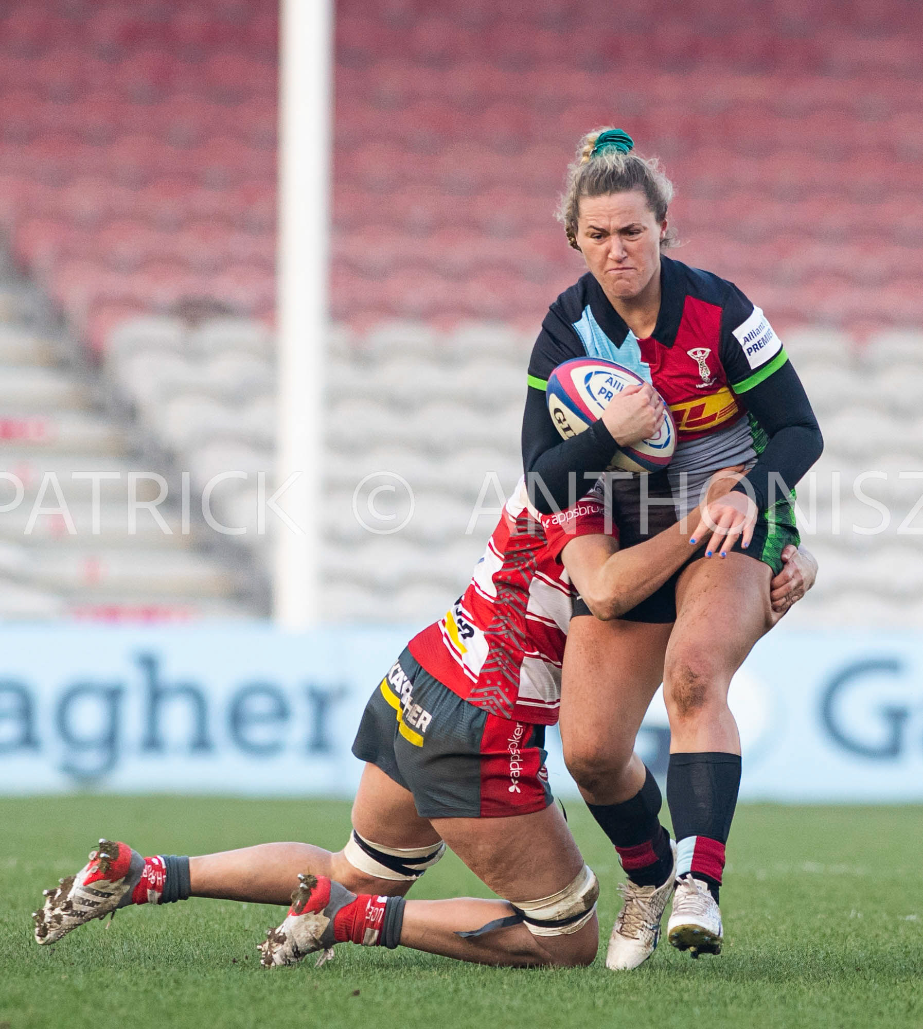 Twickenham, ENGLAND : Bella McKenzie of Harlequins tries to keep the ball from ZOE ALDCROFT of Gloucester during the Women's Allianz Premiership 15's match between Harlequins Vs Gloucester -  Hartpury  , Twickenham Stoop Stadium England 22-1-2023