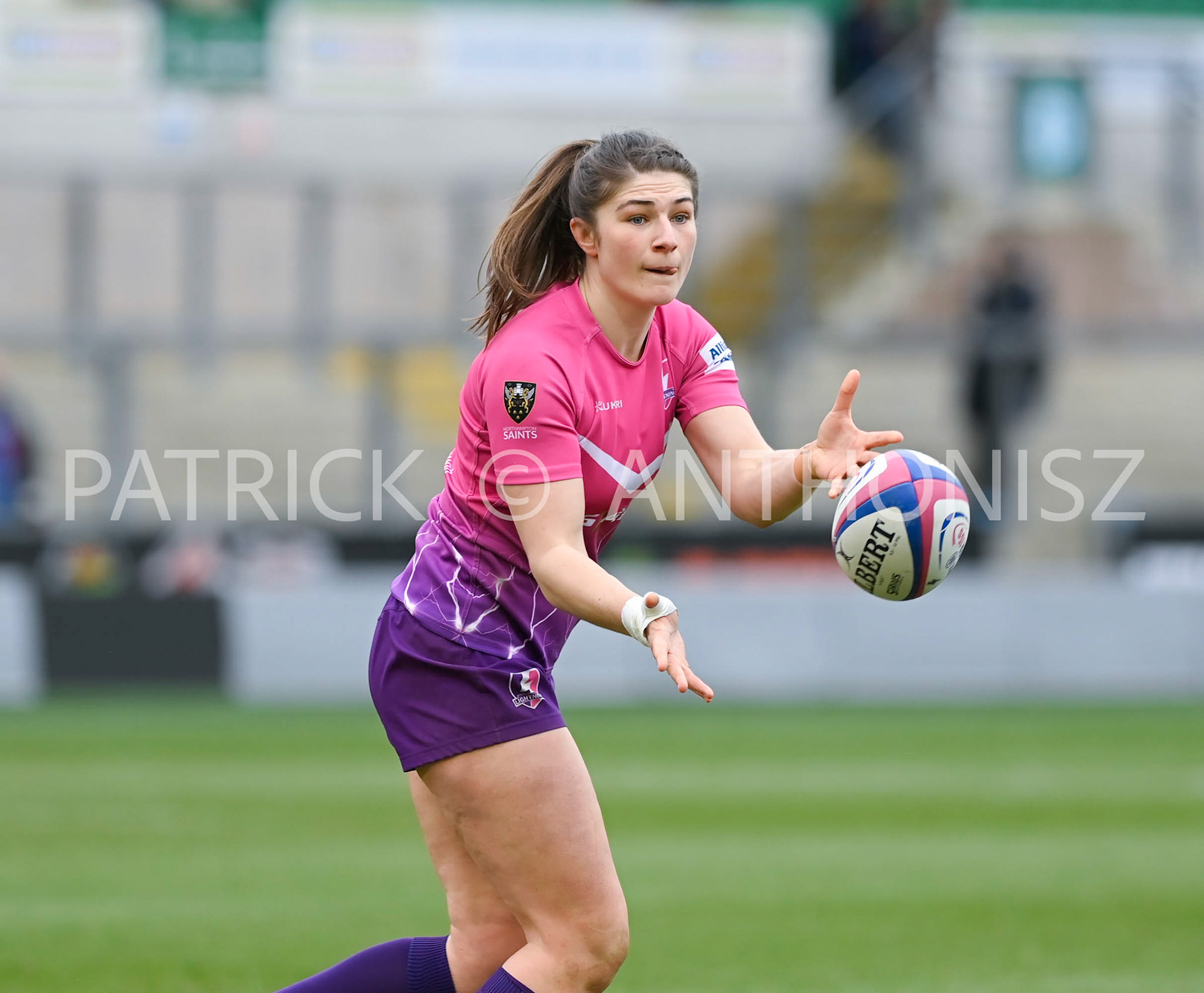 NORTHAMPTON, ENGLAND- Sat-4-2023: Helen Nelson of LOUGHBOROUGH passes the ball  during the match between  Loughborough Lightning and Bristol Bears at Franklin's Gardens on Sat-4-2023 in Northampton, England