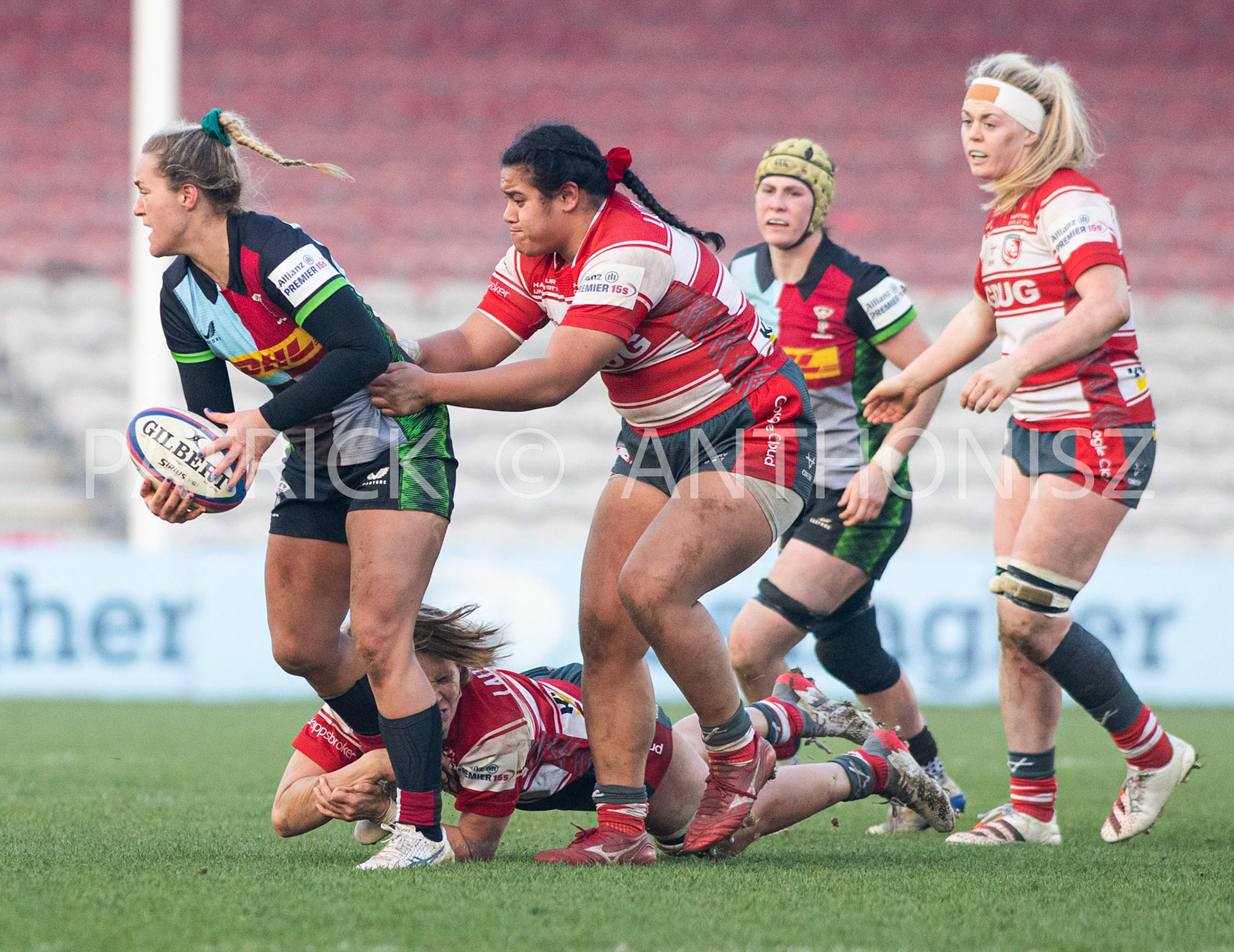 Twickenham, ENGLAND : Bella McKenzie of Harlequins tries to keep the ball from ZOE ALDCROFT of Gloucester  and SISILIA TUIPULOTU of Gloucester during the Women's Allianz Premiership 15's match between Harlequins Vs Gloucester -  Hartpury  , Twickenham Stoop Stadium England 22-1-2023