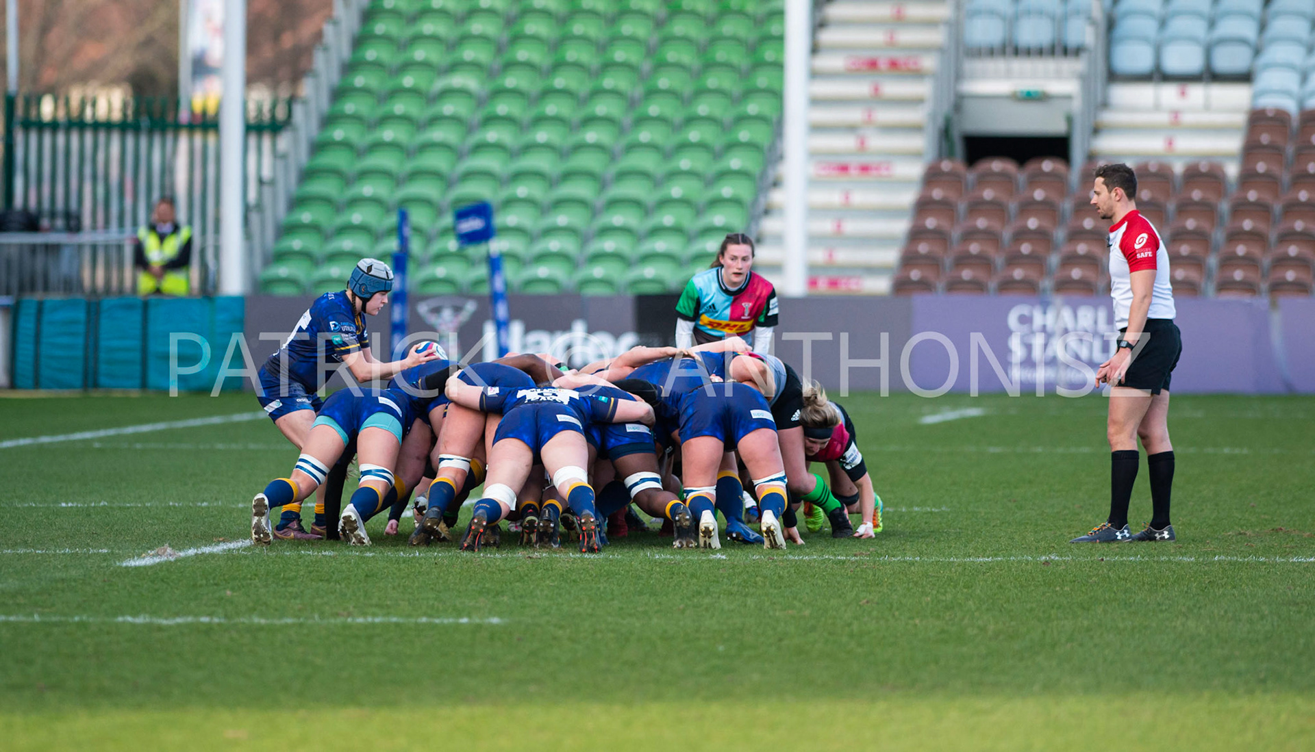 Harlequins Women Vs  Worcester WarriorsWomen's Allianz Premier 15sLondon,England February 12th 2022:  in a scrum during the   match between  Harlequins Women Vs  Worcester Warriors at Twickenham Stoop .Final score:  Harlequins Rugby 42  : 15  Worcester Warriors