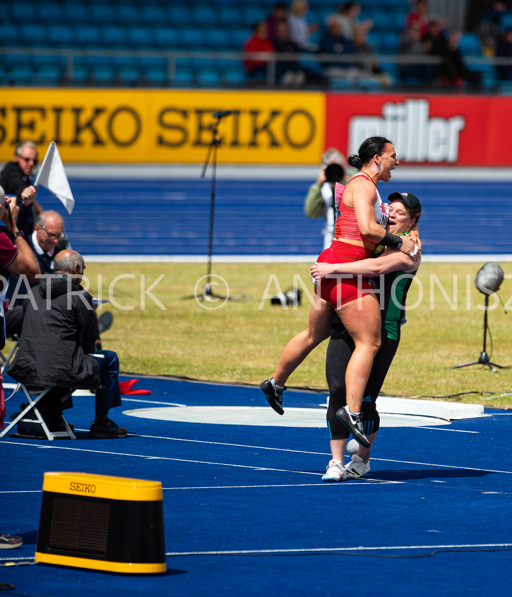 26-6-2022: Day 3  Women's Shot Put - Final  NICOLL Adele of  BIRCHFIELD HARRIERS celebrate the winning throw of 17.59 with MCKINNA Sophie of  GREAT YARMOUTH &amp; DISTRICT at the Muller UK Athletics Championships MANCHESTER REGIONAL ARENA – MANCHESTER 2022