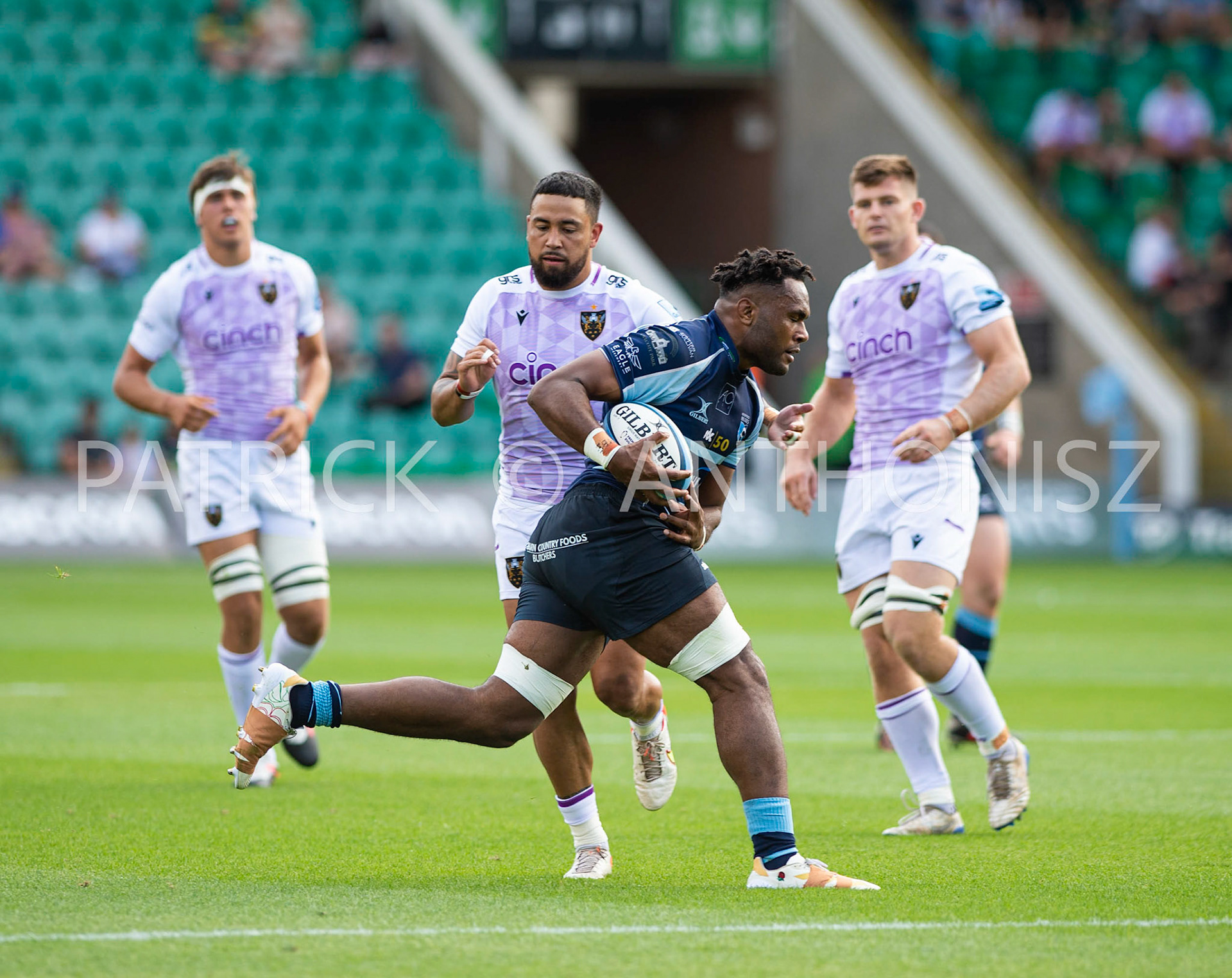 NORTHAMPTON, ENGLAND - August 27 : 2022 Tui Uru of Bedford blues runs with the ball during the matck between  Northampton Saints and Bedford Blues   at Franklin's Gardens on August 27  2022 in Northampton, England.