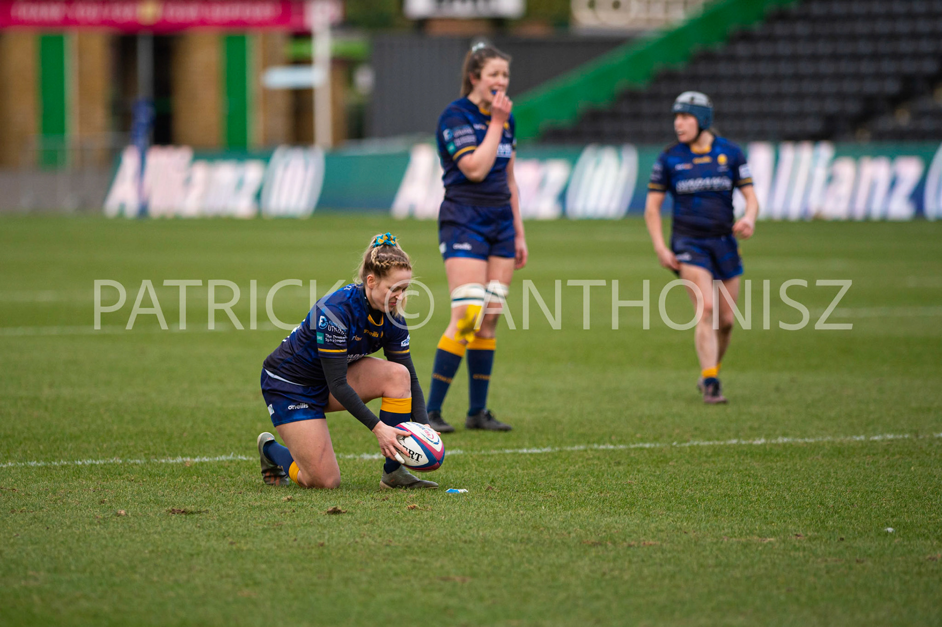 Harlequins Women Vs  Worcester WarriorsWomen's Allianz Premier 15sLondon,England February 12th 2022:  Sarah Nicholas of Worcester Warriors  gets ready for a kick during the    match between  Harlequins Women Vs  Worcester Warriors at Twickenham Stoop .Final score:  Harlequins Rugby 42  : 15  Worcester Warriors