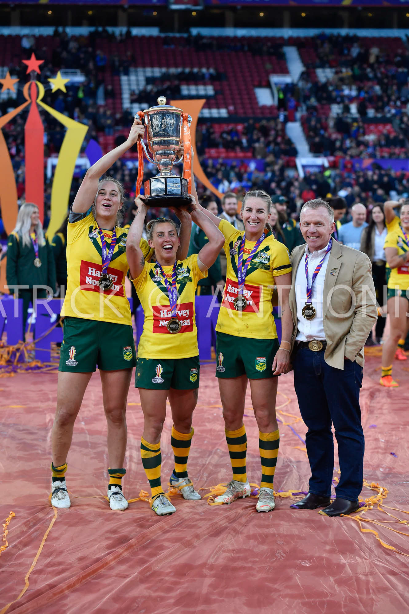 Manchester   ENGLAND - NOVEMBER 19.Australia  celebrate after winning   the Rugby league World Cup Womens Final  between Australia and New Zealand  at the Old Trafford   on November 19 - 2022 in Manchester England.