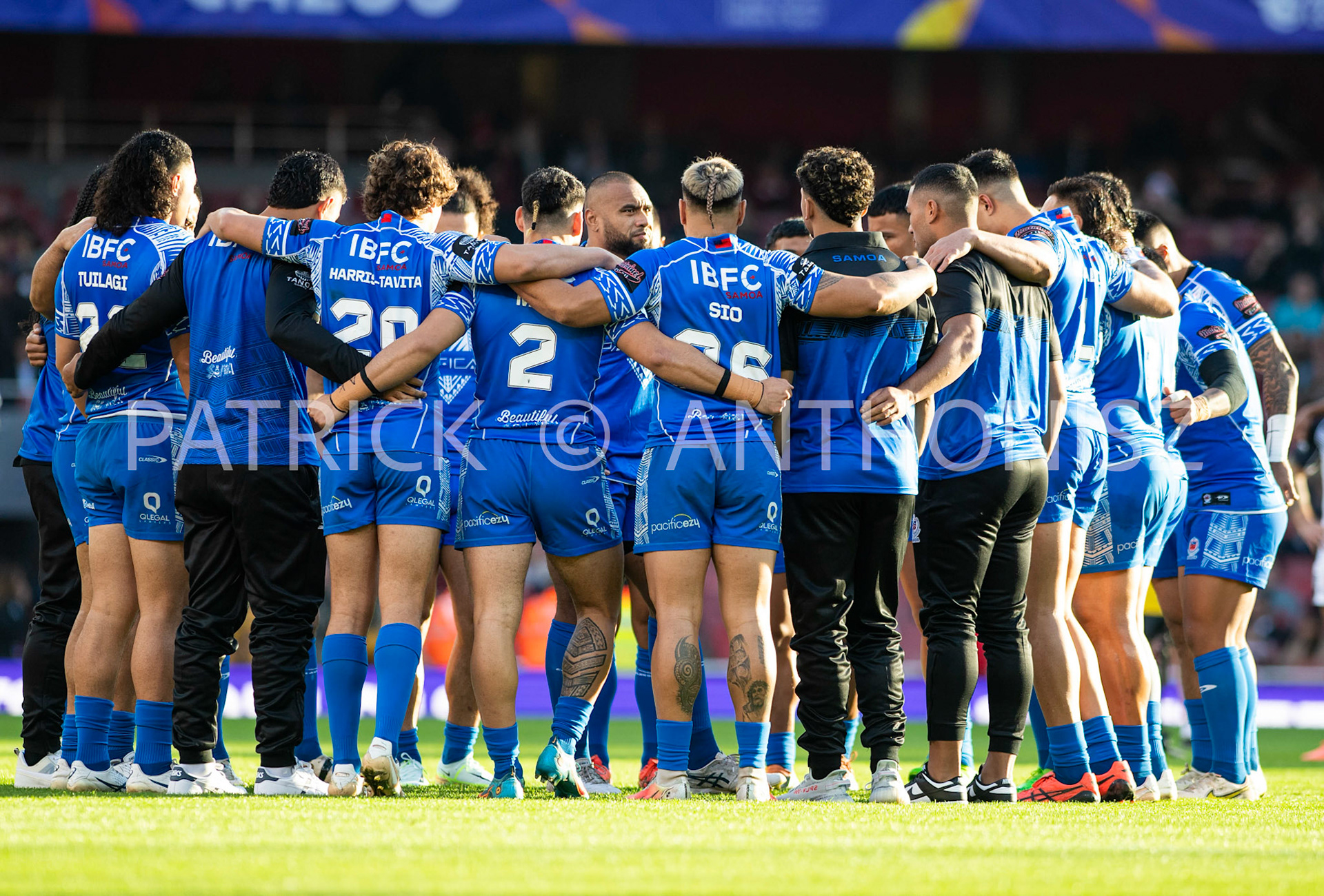 London  ENGLAND - NOVEMBER 12. Junior Paulo of Samoa Middle leads The Manu Siva Tau the Samoan war dance during  the  Semi Final between England and Samoa at the Emirates Stadium on November 12 - 2022 in London, England.