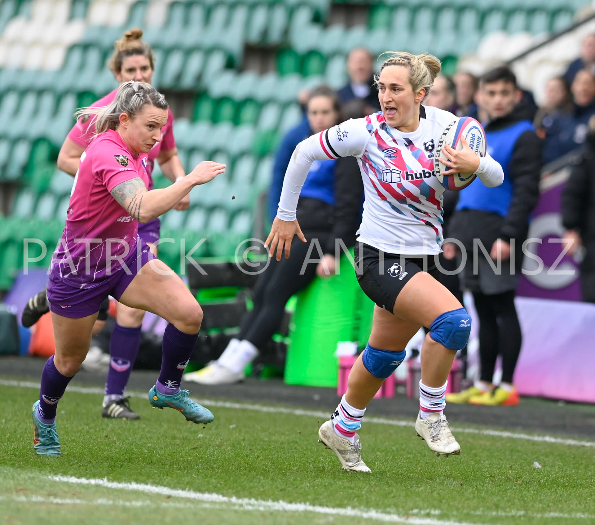 NORTHAMPTON, ENGLAND- Sat-4-2023: Courtney Keight of Bristol Bears runs with the ball  during the match between  Loughborough Lightning and Bristol Bears at Franklin's Gardens on Sat-4-2023 in Northampton, England