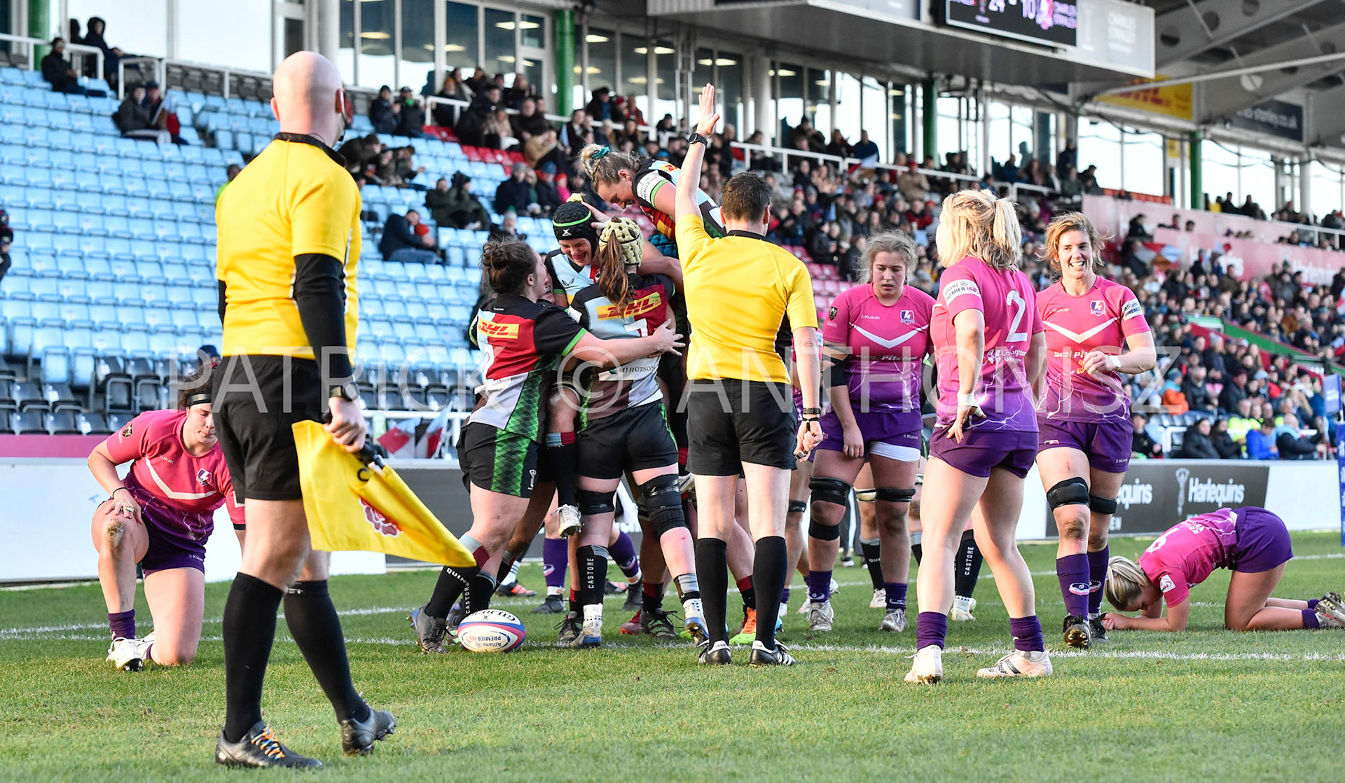 Twickenham, stoop ENGLAND : Emily Chancellor of Harlequins celebrates a try with team mates  during the Women's Allianz Premiership 15's match between Harlequins Vs Loughborough Lightning Twickenham Stoop Stadium England 5–02-2023