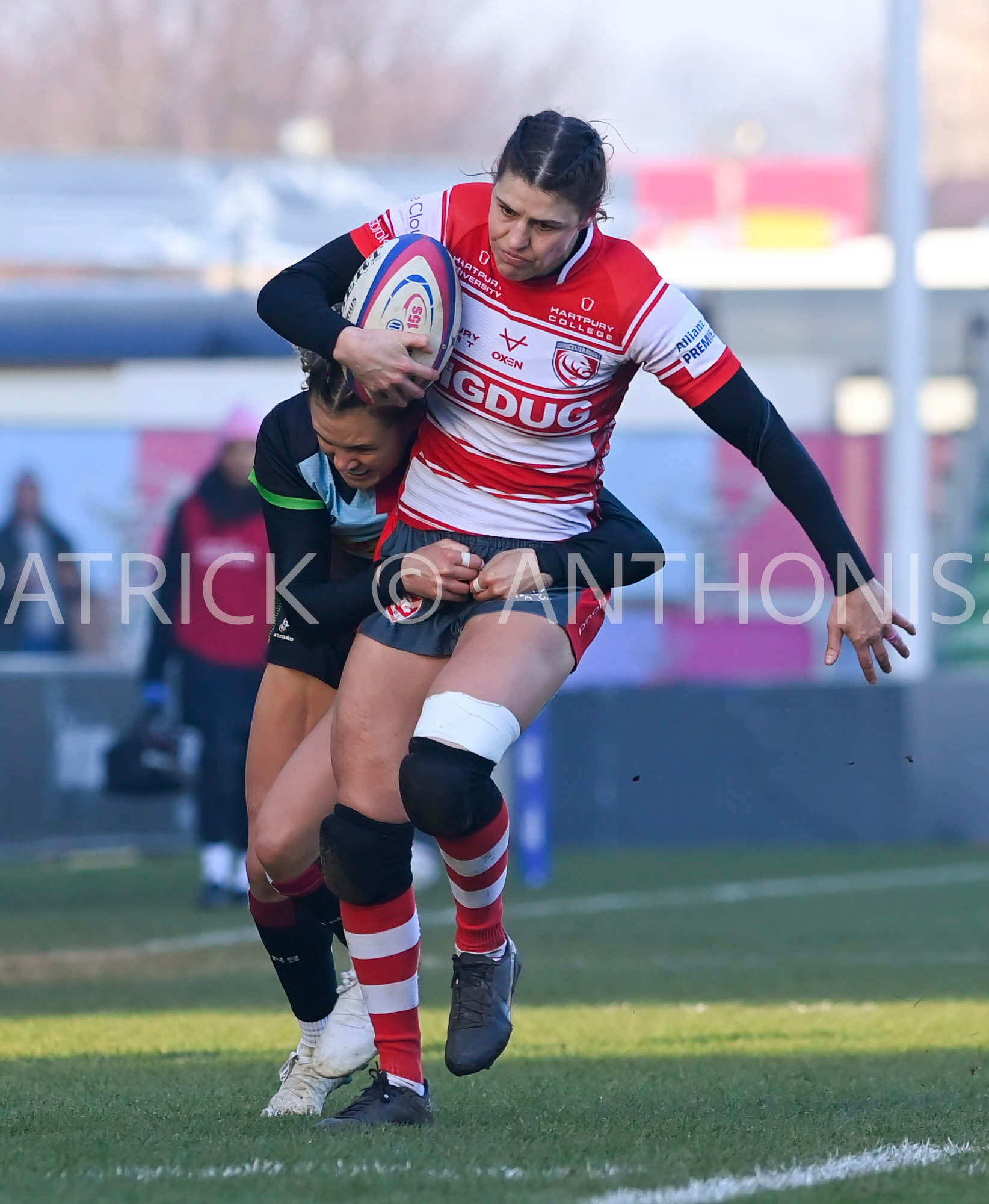 Twickenham, ENGLAND : Ellie Kildunne of Harlequins takes down  ELLIE RUGMAN of Gloucester   during the Women's Allianz Premiership 15's match between Harlequins Vs Gloucester -  Hartpury  , Twickenham Stoop Stadium England 22-1-2023
