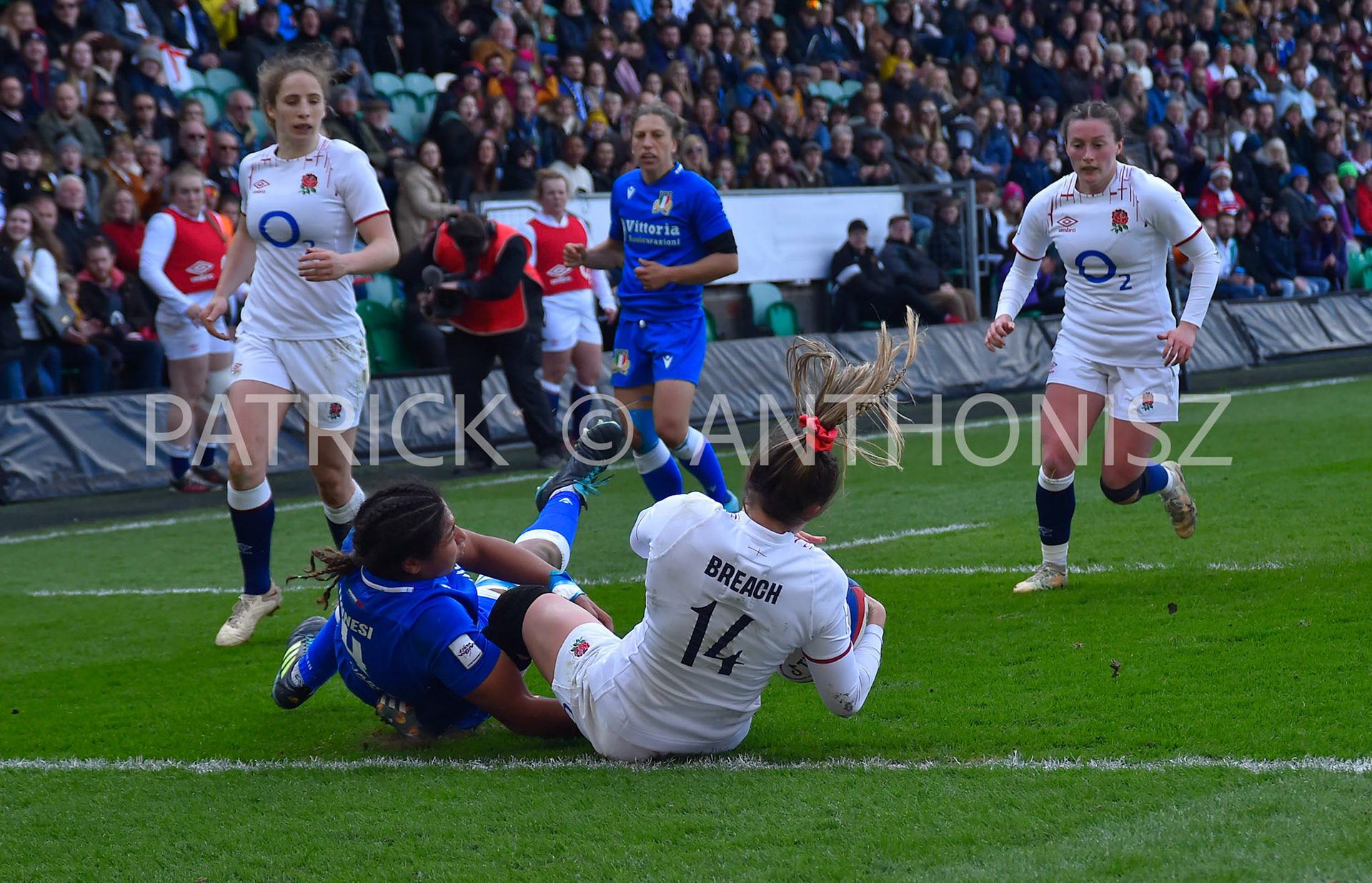 NORTHAMPTON, ENGLAND : Jess Breach  of England gets a try during the  TikTok Women’s Six Nations  England Vs Italy at Franklin's Gardens on Sunday  April 2 , 2023 in Northampton, England.