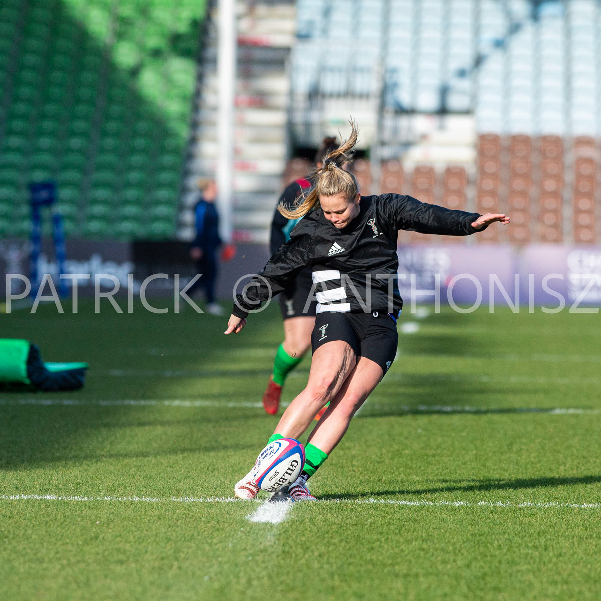 Harlequins Women Vs  Worcester WarriorsWomen's Allianz Premier 15sLondon,England February 12th 2022:  Ellie Green of Harlequins pre-match warm up session during the   match between  Harlequins Women Vs  Worcester Warriors at Twickenham Stoop .Final score:  Harlequins Rugby 42  :  15  Worcester Warriors