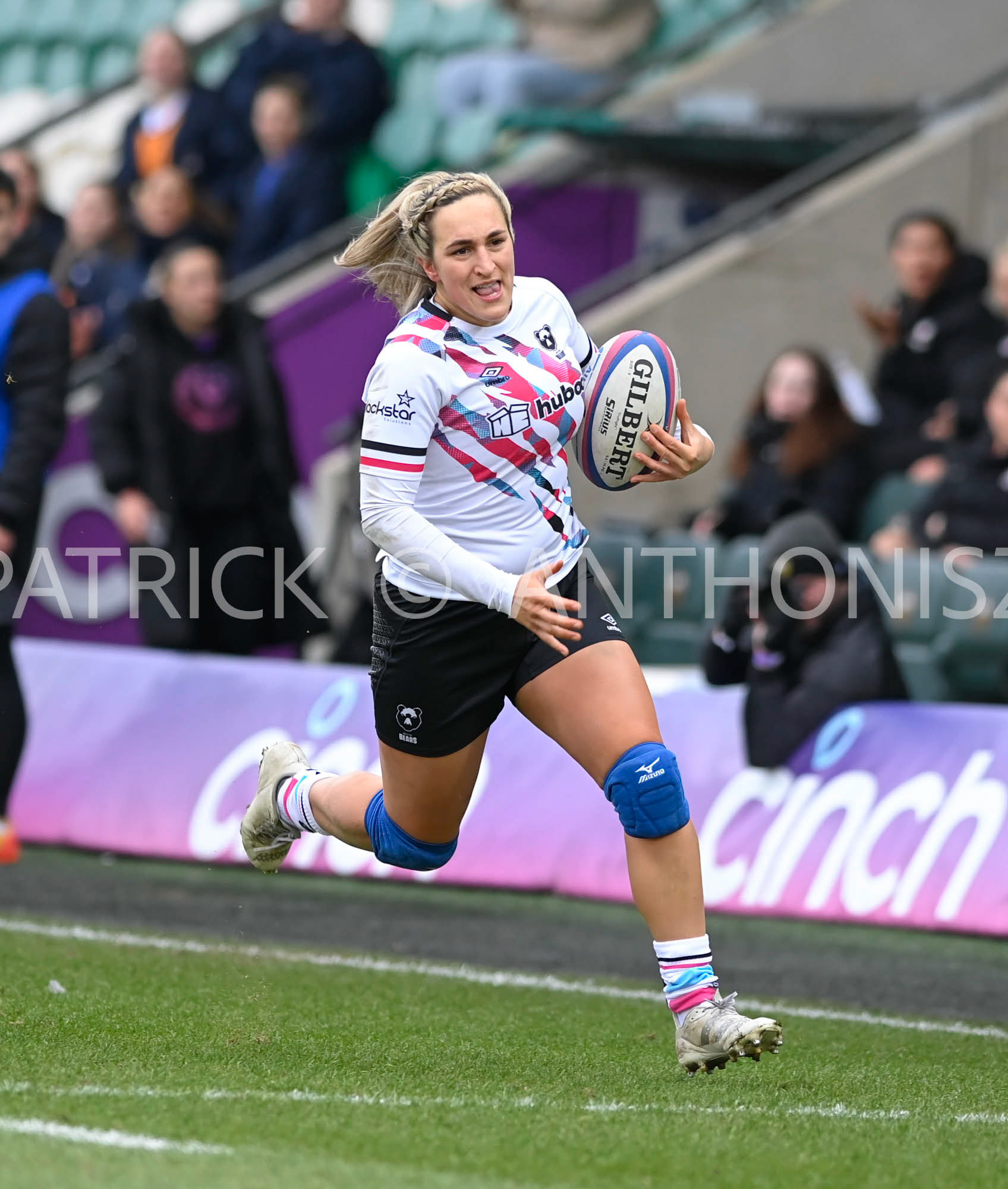 NORTHAMPTON, ENGLAND- Sat-4-2023: Courtney Keight of Bristol Bears runs with the ball  during the match between  Loughborough Lightning and Bristol Bears at Franklin's Gardens on Sat-4-2023 in Northampton, England