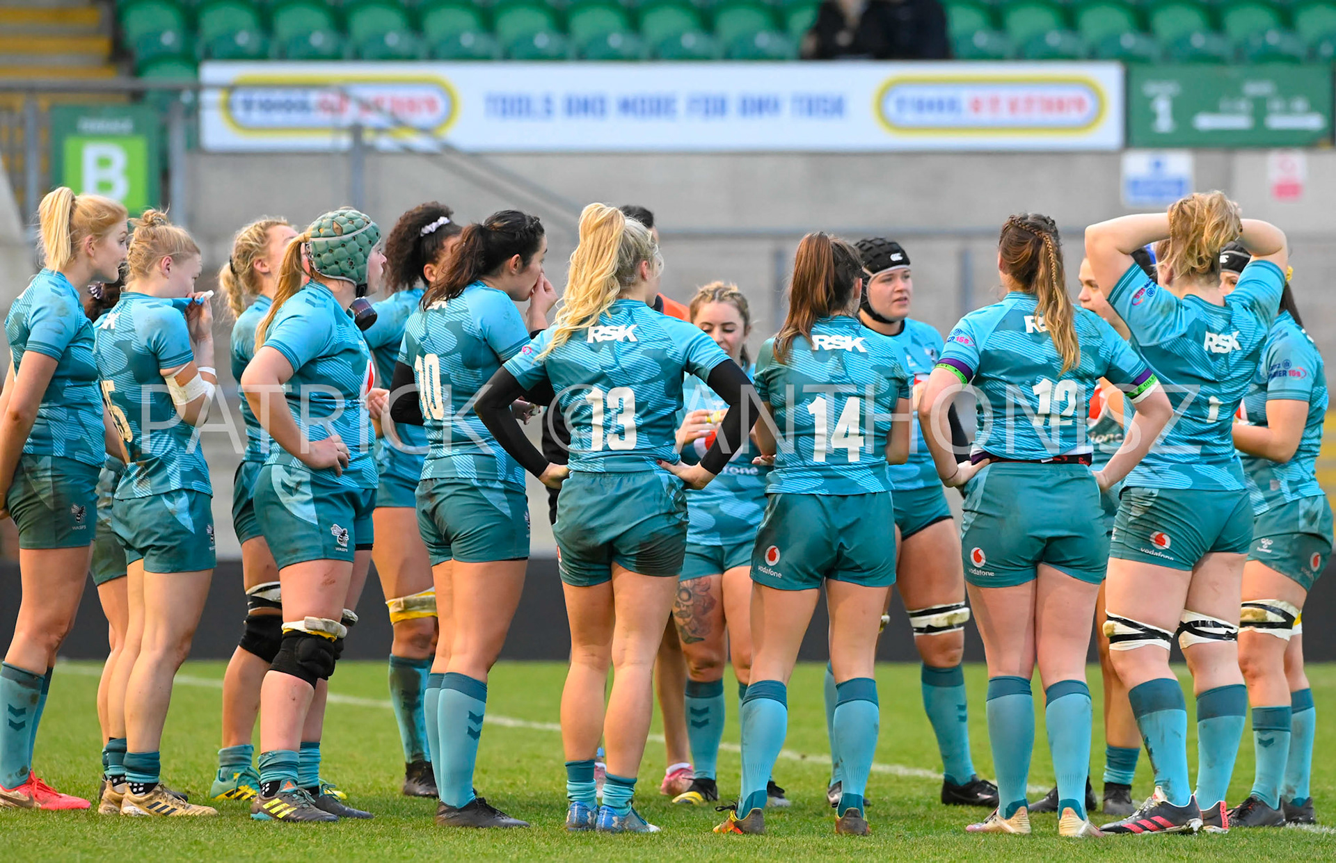 NORTHAMPTON, ENGLAND : Wasps taking a breather  during Women's Allianz Premiership 15's match between Loughborough Lightning and  Wasps at Franklin's Gardens on  Sunday January  8 2023 in Northampton, England