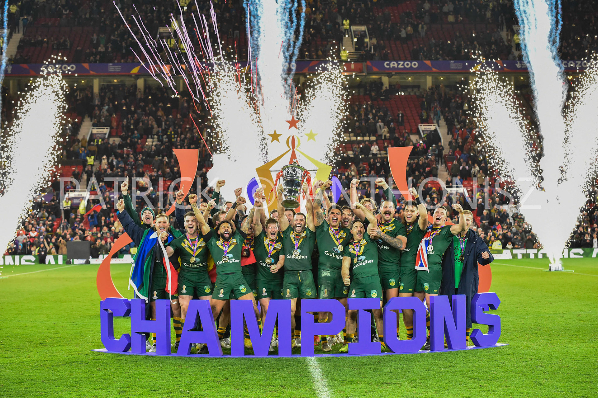 Manchester   ENGLAND - NOVEMBER 19. Australia  celebrate after winning  the Rugby league World Cup Mens Final 2021 between Australia and Samoa at the  Old Trafford  on November 19 - 2022 in Manchester England.