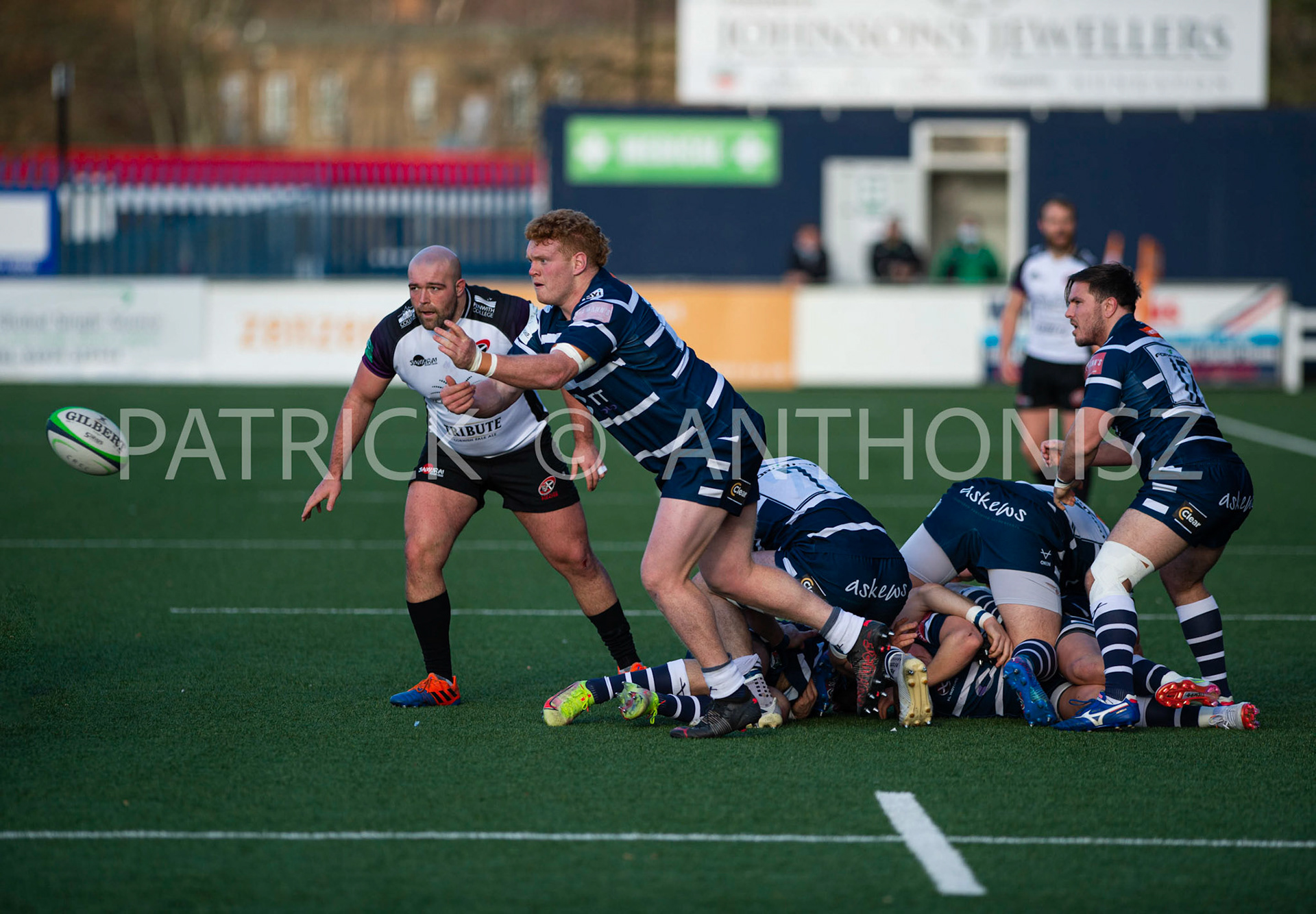 BUTTS PARK ARENA Coventry ,England 29th of January 2022 :  MATT JOHNSON of coventry passes the ball during the Greene King IPA Championship  match  between Coventry Rugby Vs Cornish Pirates  at Butts Park Arena Coventry UK .Final score: Coventry Rugby 21 : 31Cornish Pirates