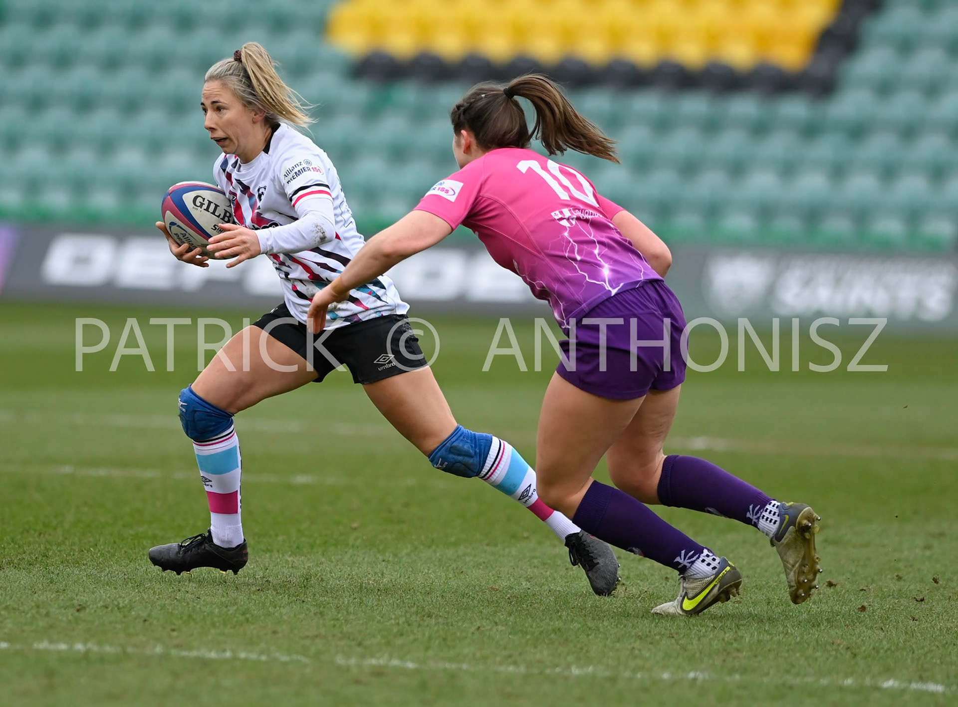 NORTHAMPTON, ENGLAND- Sat-4-2023: Elinor Snowsill of Bristol Bearsruns with the ball  during the match between  Loughborough Lightning and Bristol Bears at Franklin's Gardens on Sat-4-2023 in Northampton, England