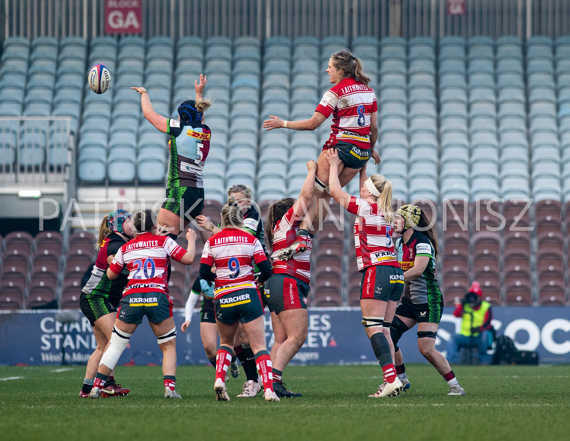 Twickenham , ENGLAND : Sarah Bonar of Harlequins wins the lineout with ZOE ALDCROFT of Gloucester in line out action  during the Women's Allianz Premiership 15's match between Harlequins Vs Gloucester -  Hartpury  , Twickenham Stoop Stadium England 22-1-2023