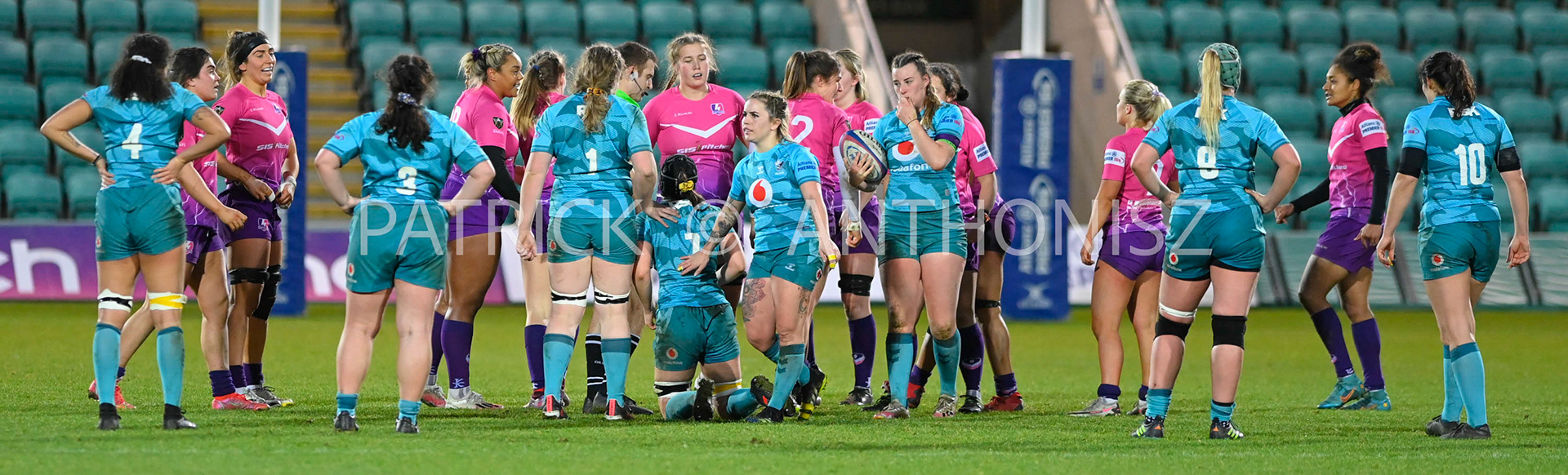 NORTHAMPTON, ENGLAND :  the Loughborough Lightning team and the Wasps team taking a breather during Women's Allianz Premiership 15's match between Loughborough Lightning and  Wasps at Franklin's Gardens on  Sunday January  8 2023 in Northampton, England